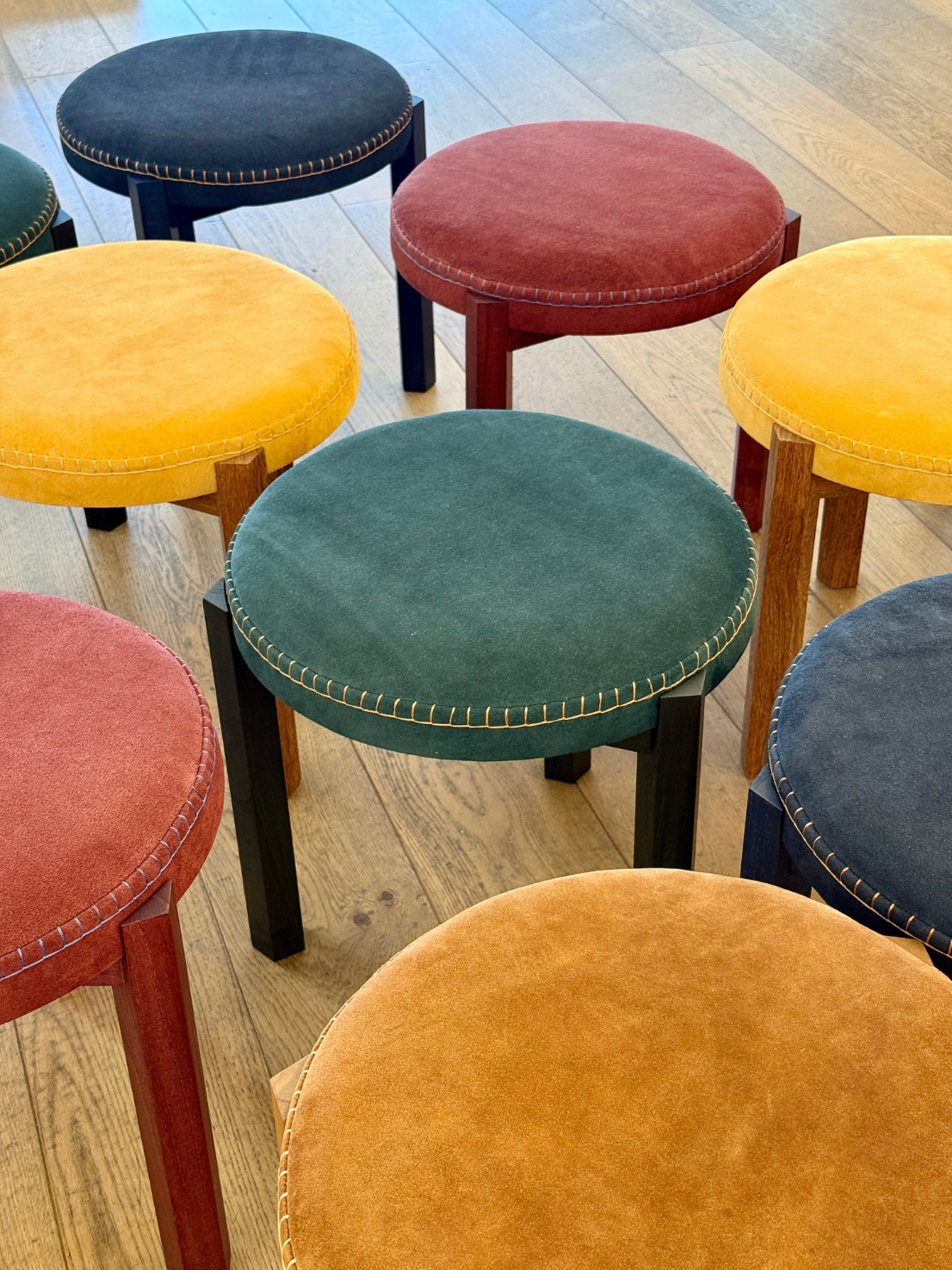 na foto bancos coloridos