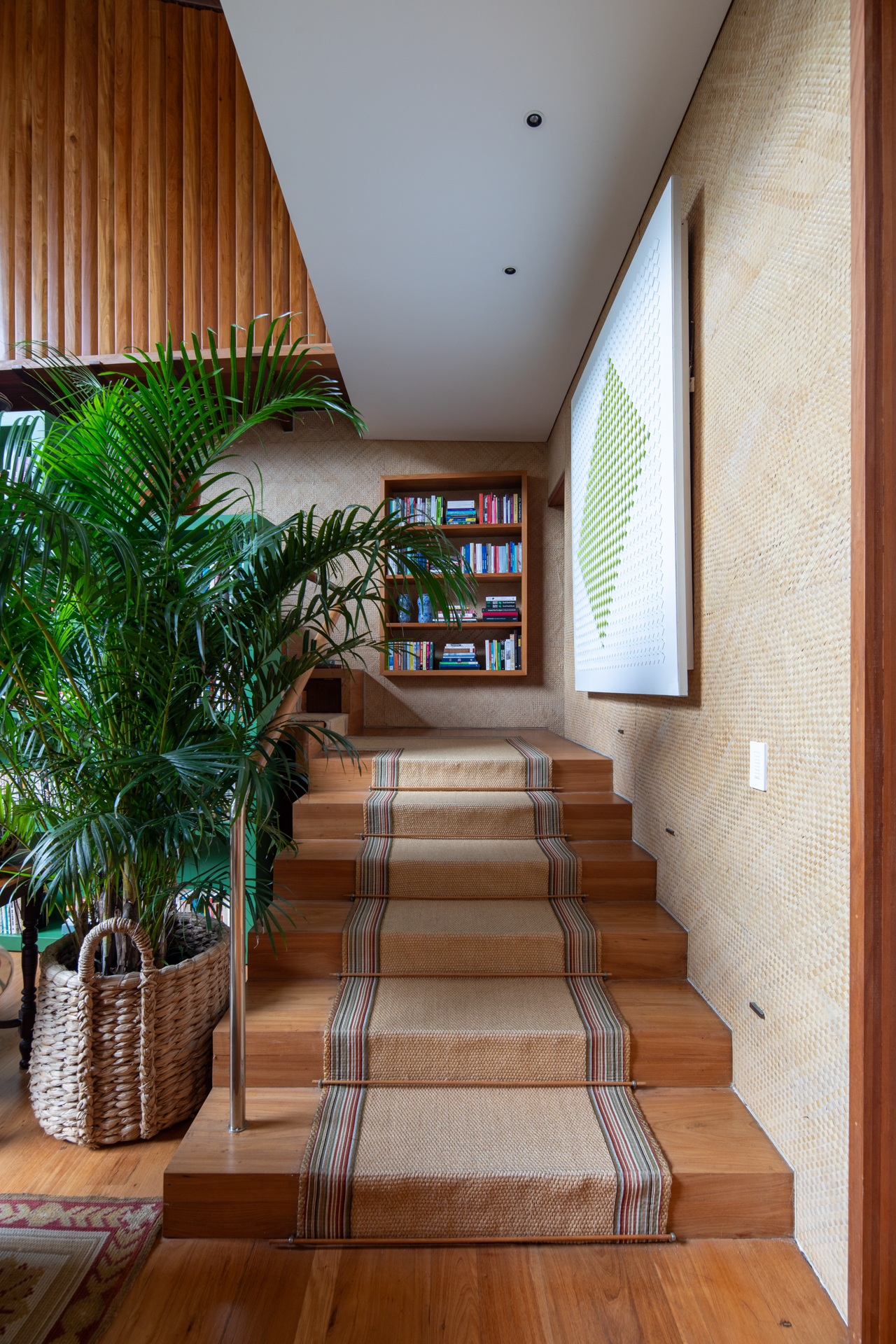 Escada com degrauas baixos e largura generosa, com tapete tipo passarela