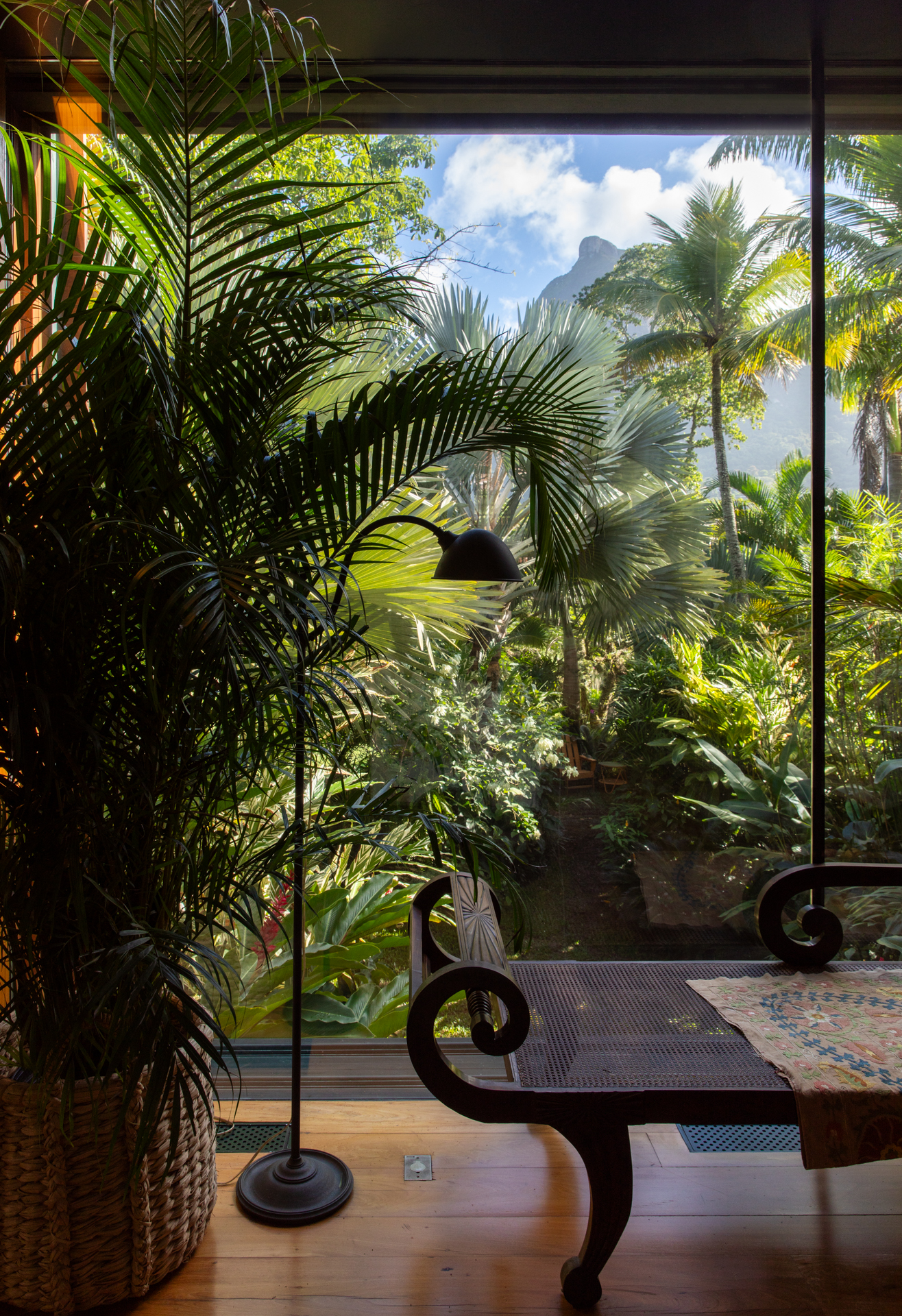 Projeto com vista para a Pedra da Gávea como protagonista explora luz, escala e materialidade