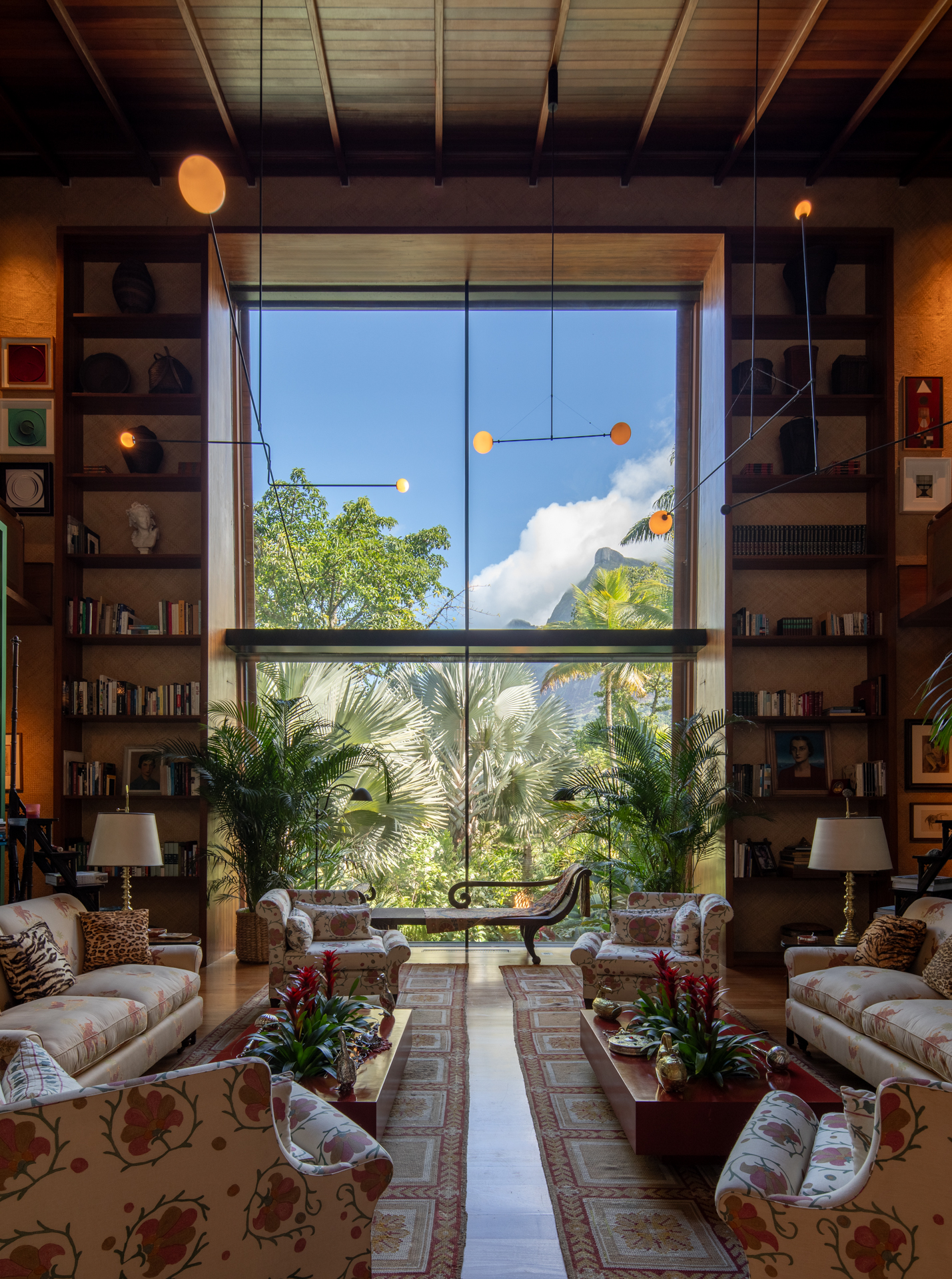 Projeto com vista para a Pedra da Gávea como protagonista explora luz, escala e materialidade