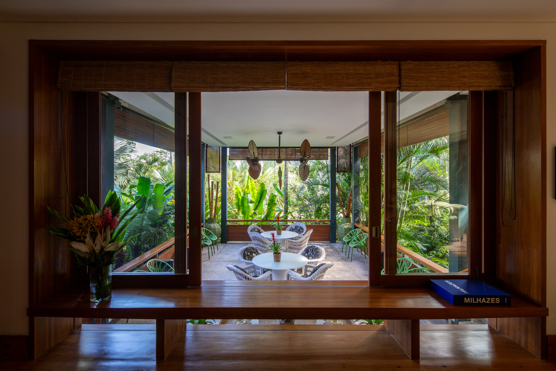 Projeto com vista para a Pedra da Gávea como protagonista explora luz, escala e materialidade