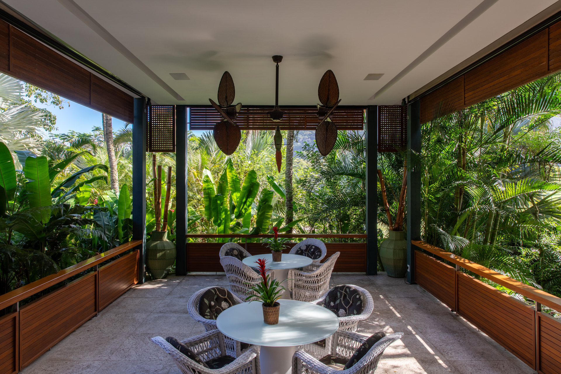 Projeto com vista para a Pedra da Gávea como protagonista explora luz, escala e materialidade