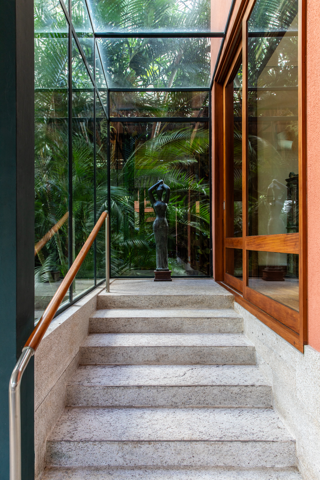 Escada em pedra natural com uma escultura no topo