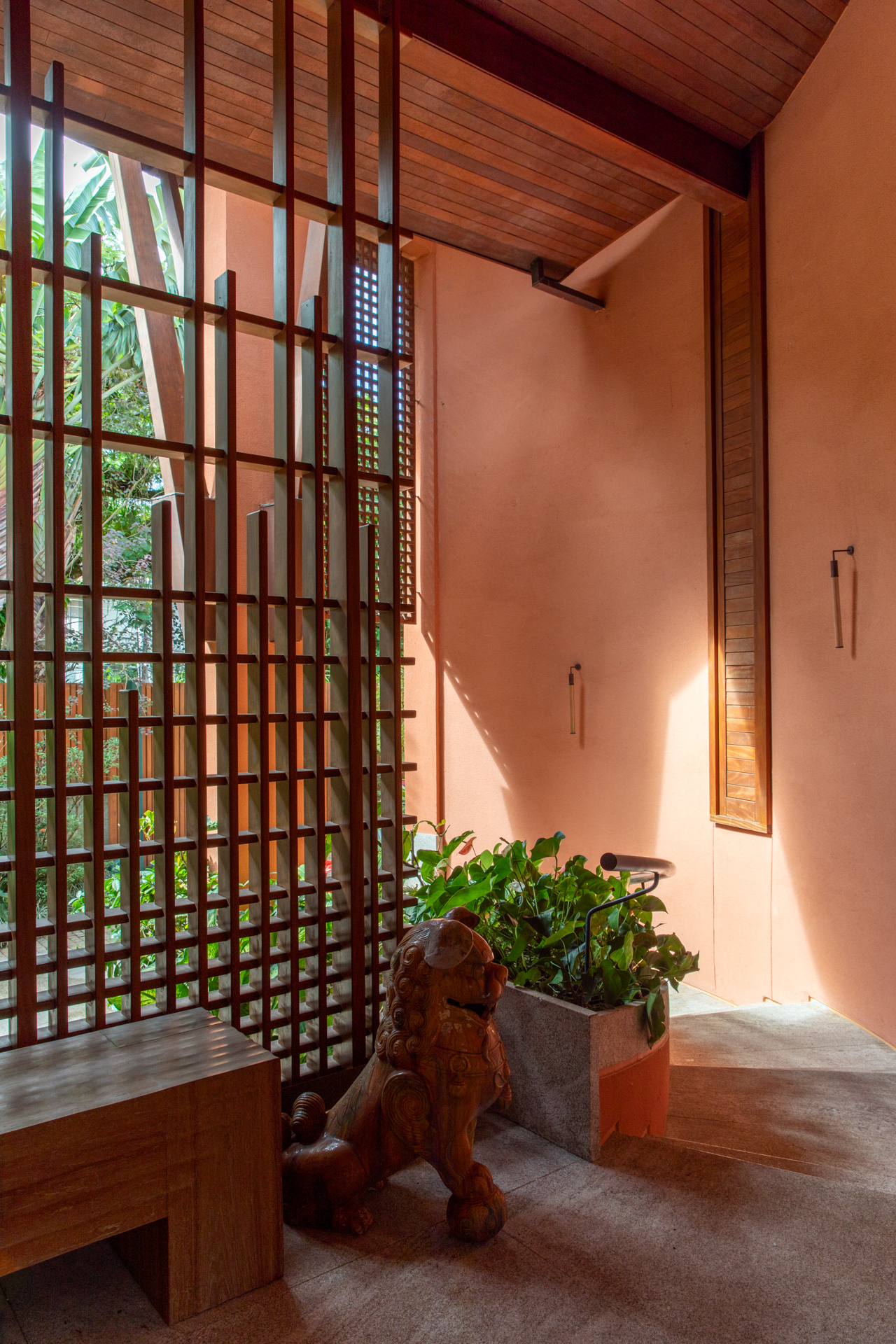 Treliça controla a luz e a privacidade na enteda de uma casa