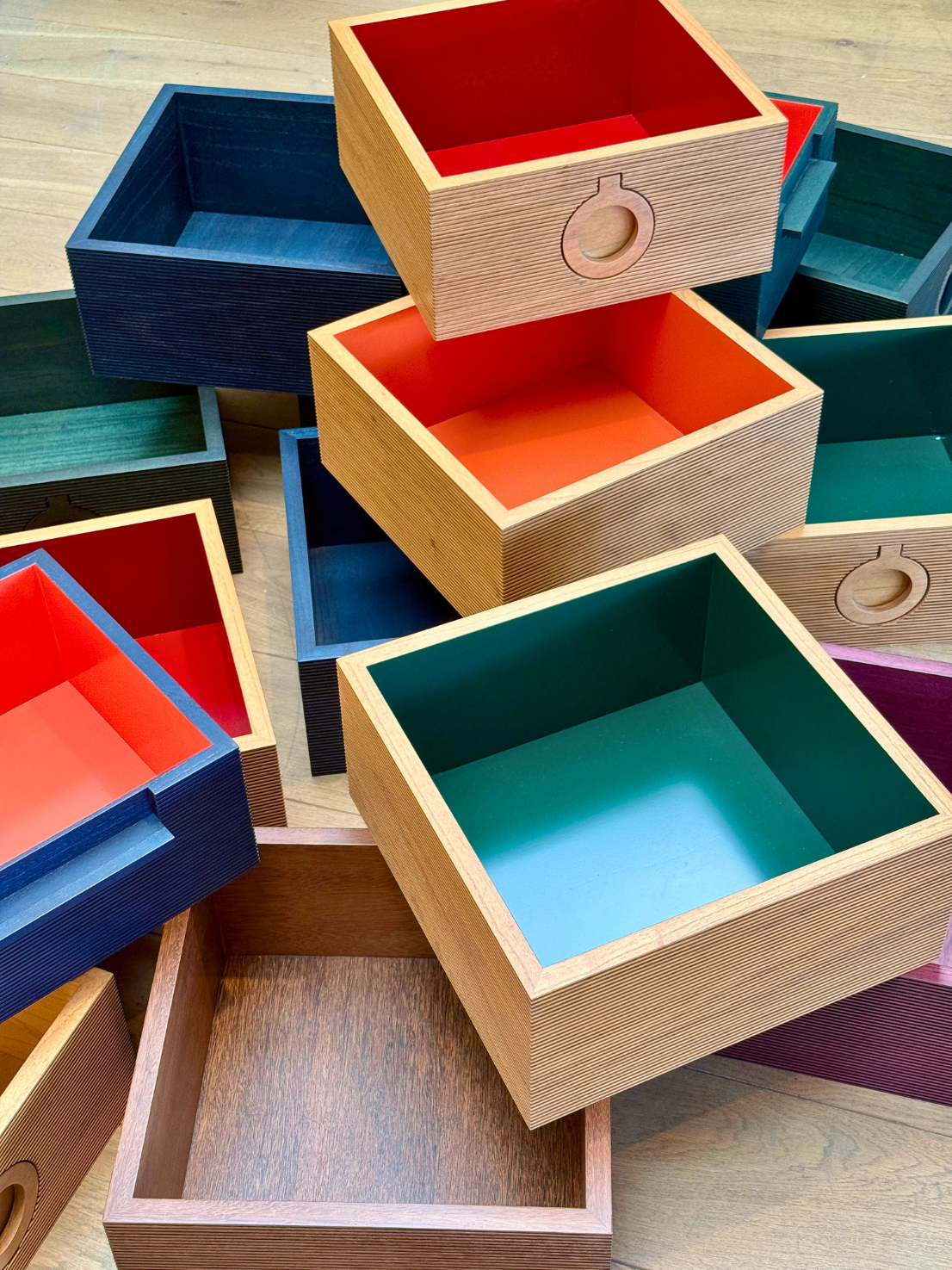 Caixas de madeira coloridas