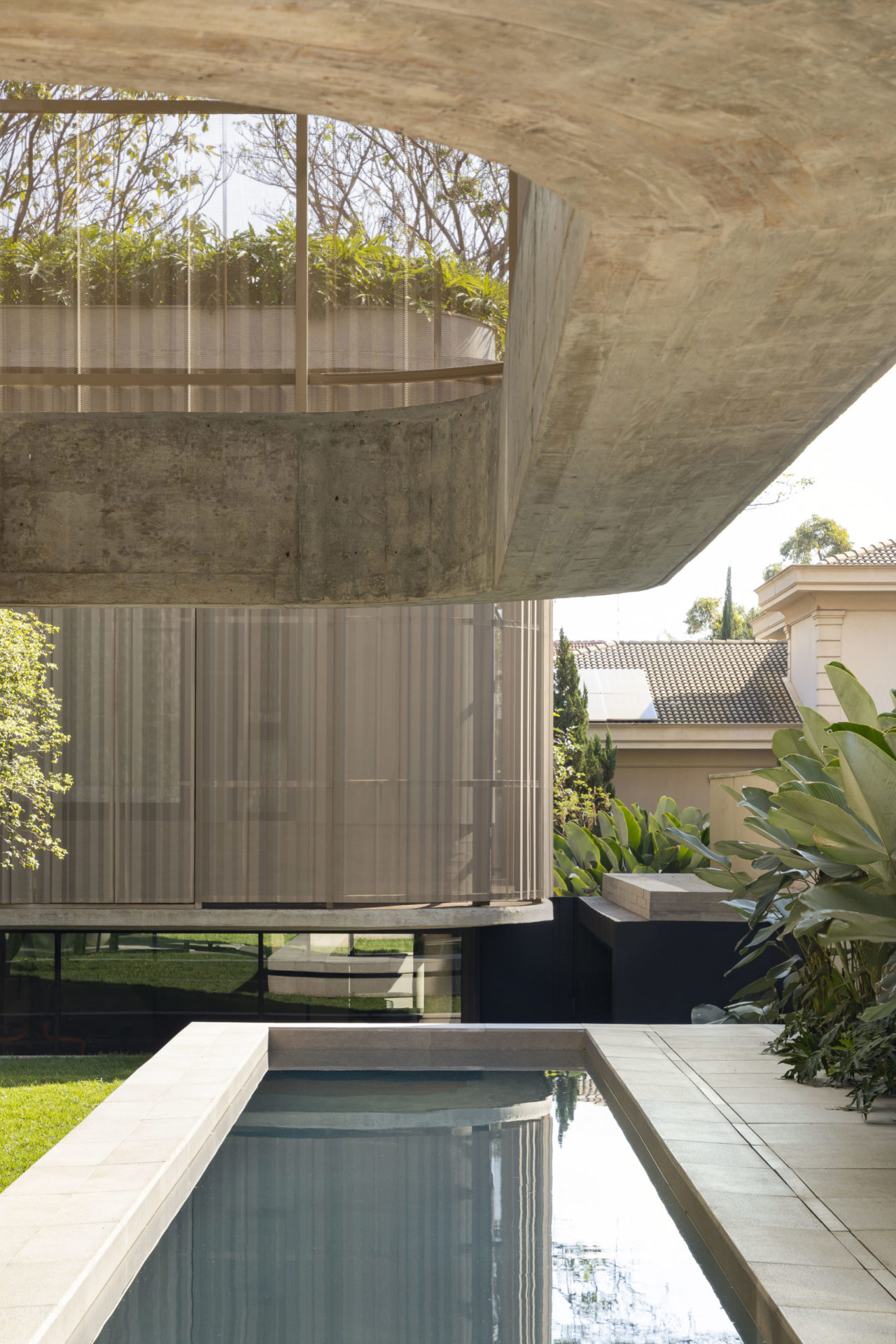 na foto área externa de casa modernista com vista para a piscina