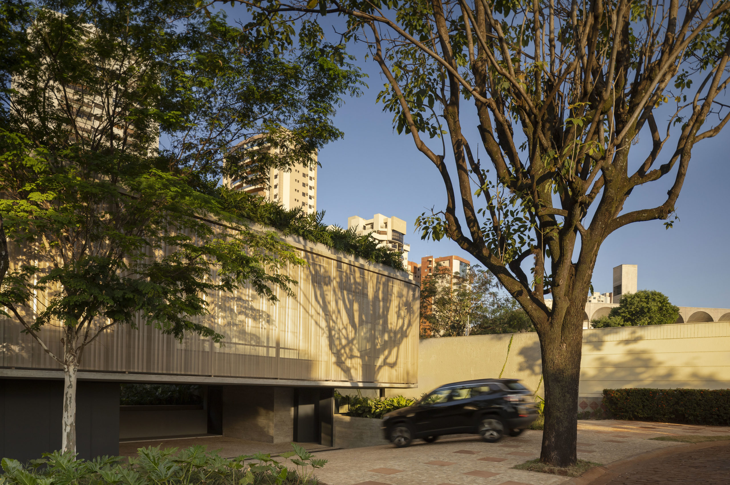 na foto área externa de casa modernista com garagem