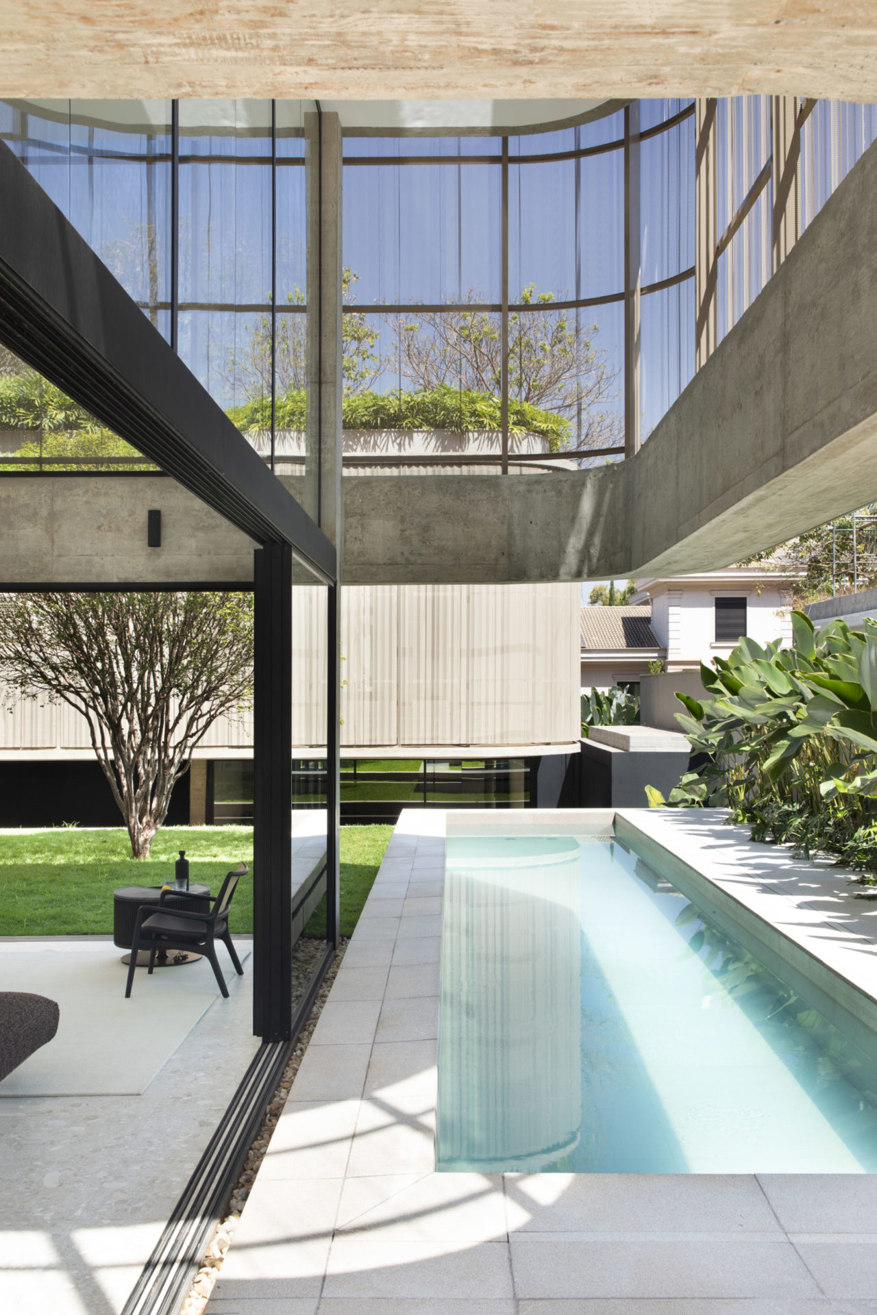 na foto piscina e entrada de sala