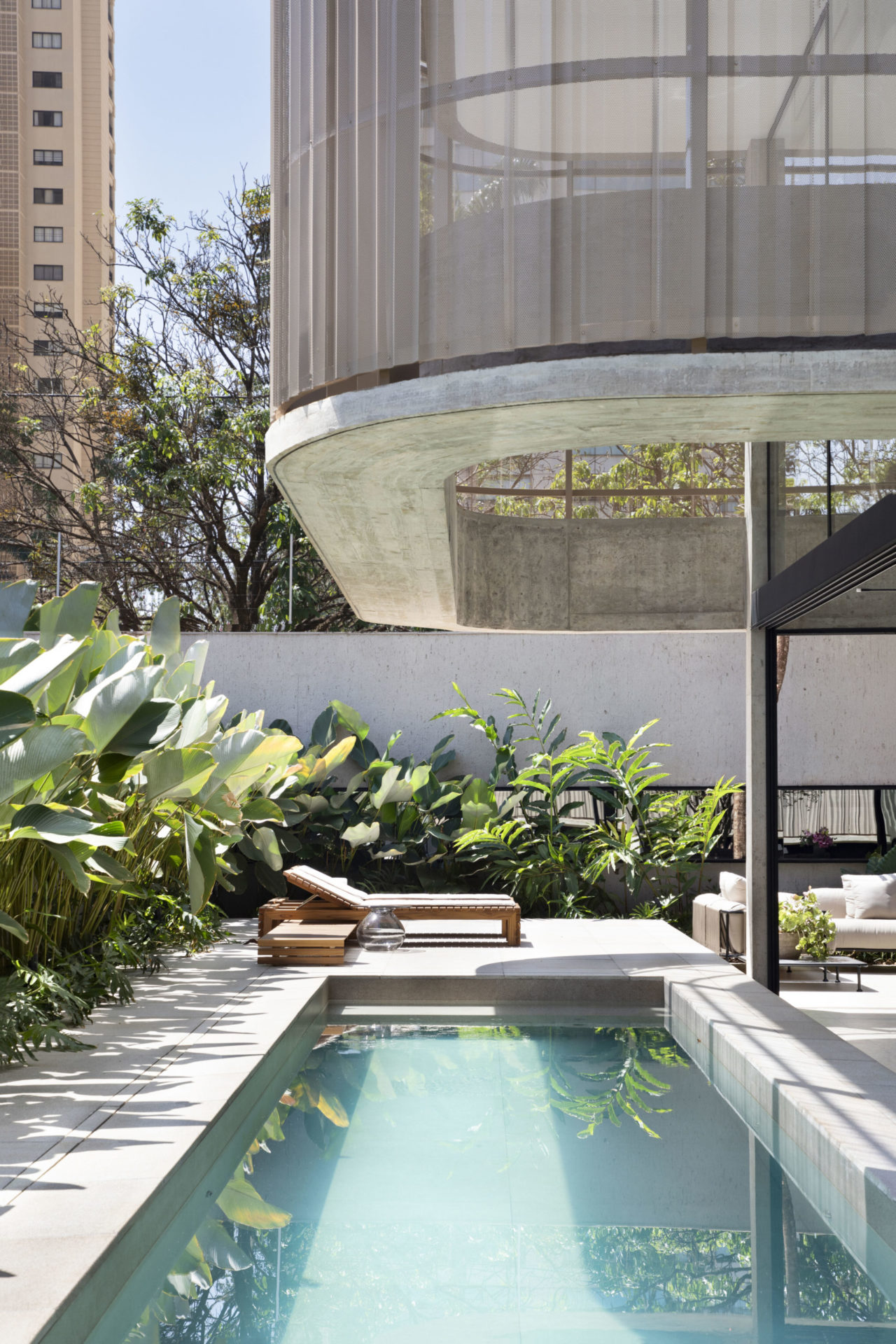 na foto deck de piscina de casa modernista