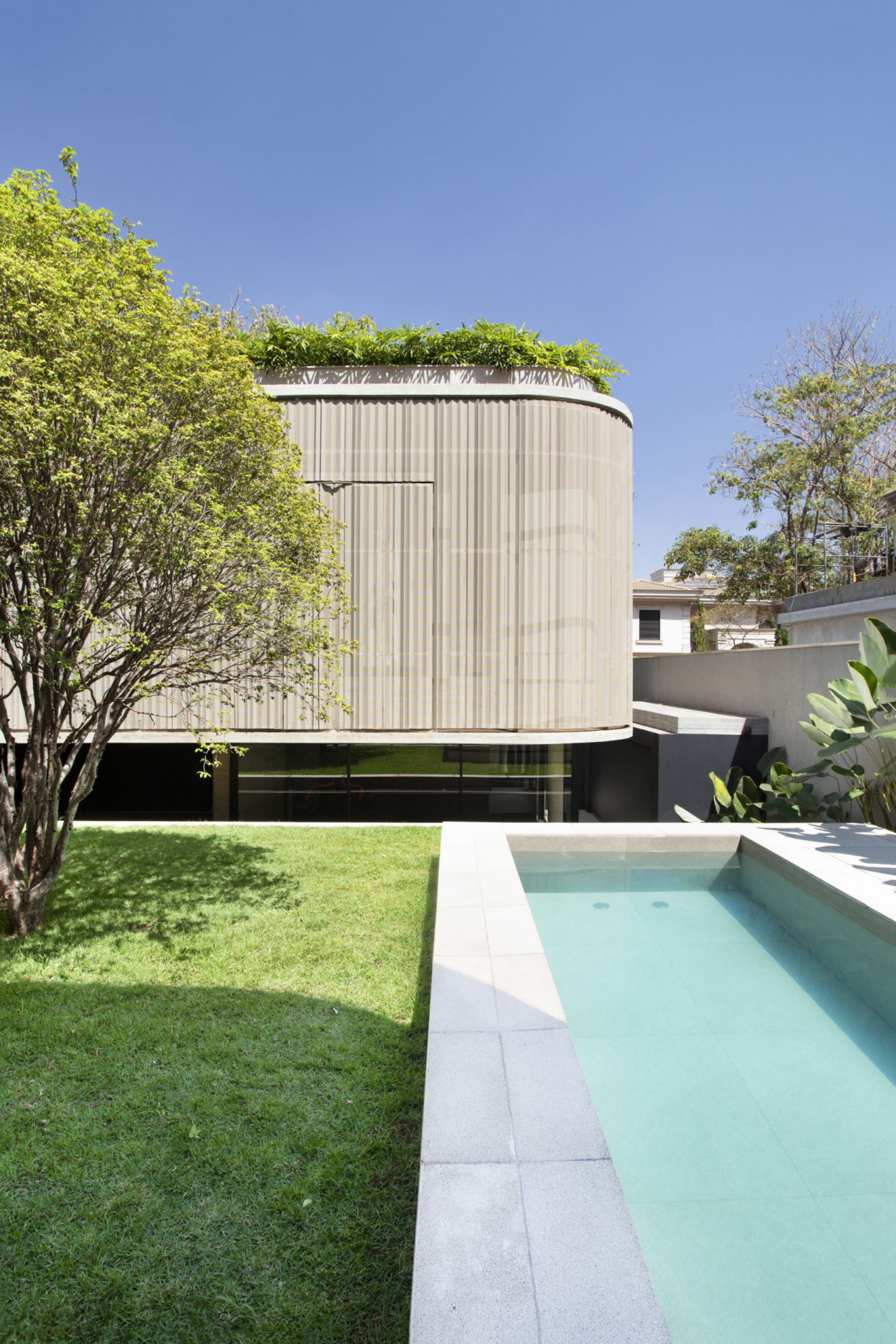 na foto piscina de casa com estilo modernista