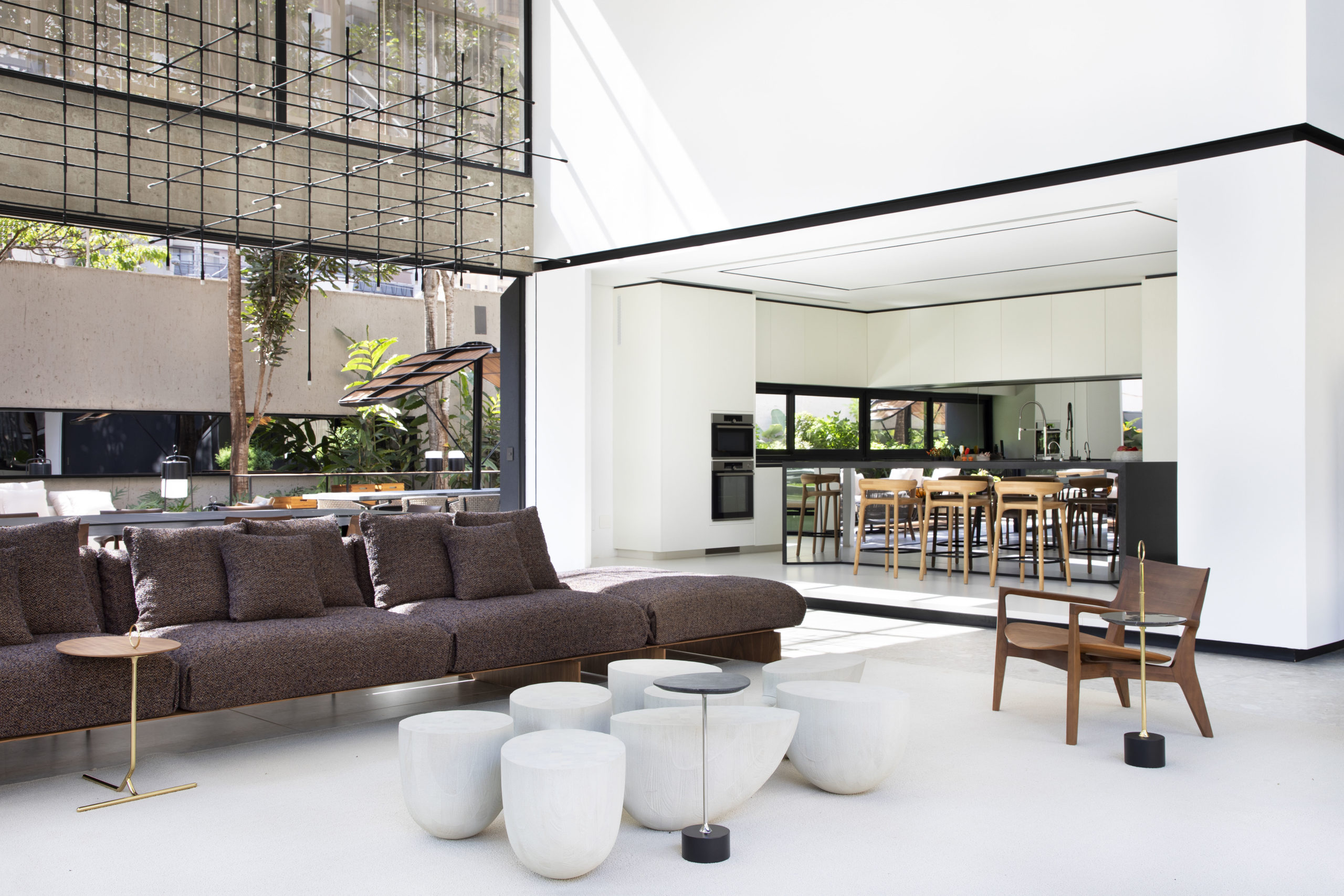na foto interior de casa com sala e cozinha americana