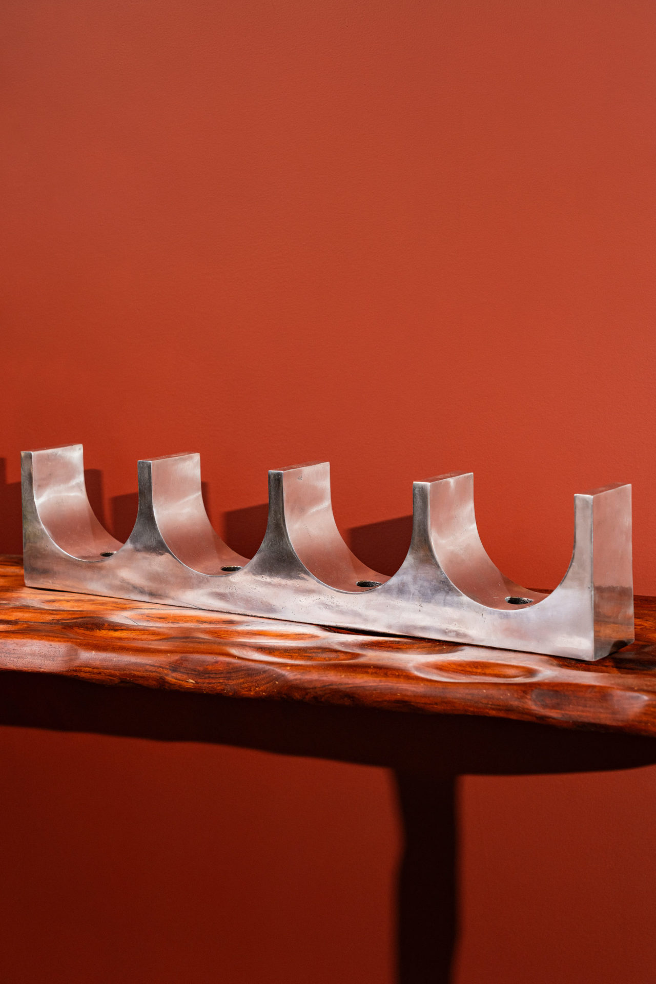 na foto candelabro baixo de alumínio