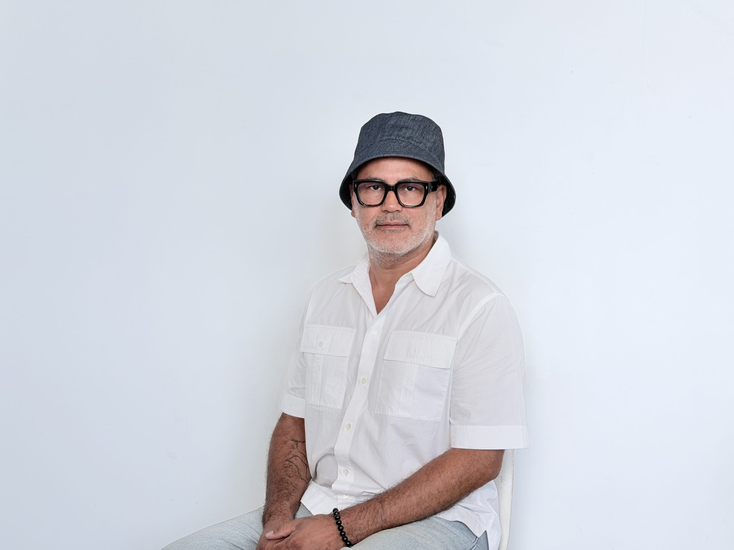 Jorge Feitosa, na foto um homem branco sentado em um banco