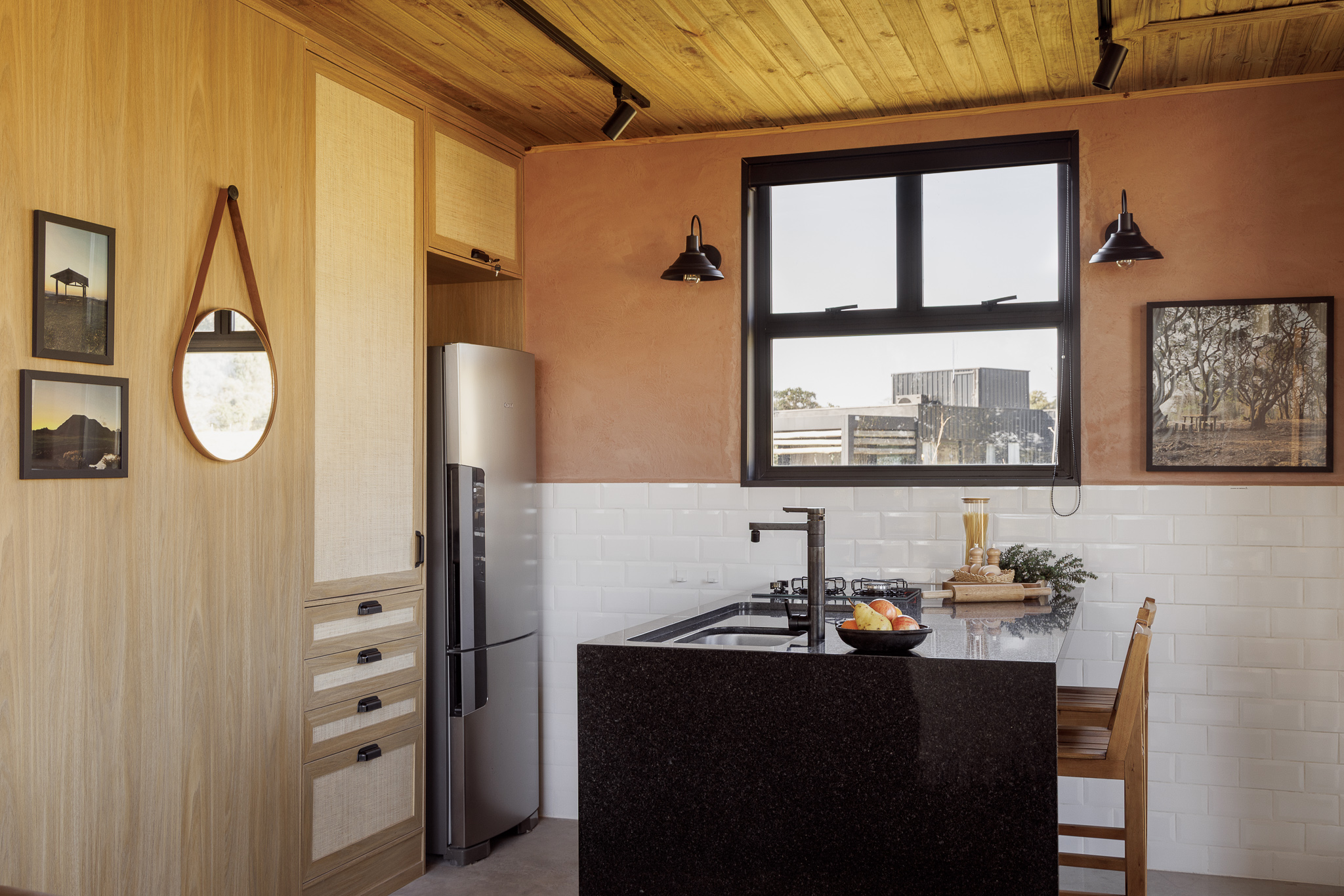 na foto cozinha de cabana metálica