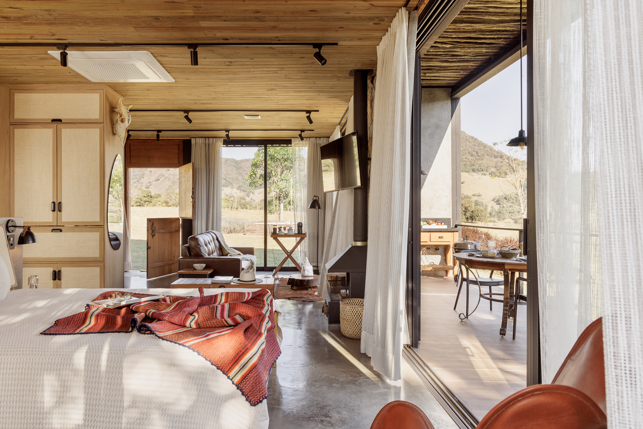 na foto quarto de cabana metálica com varanda