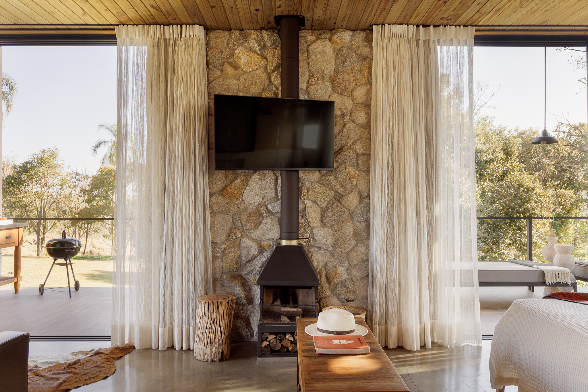 na foto interior de cabana metálica