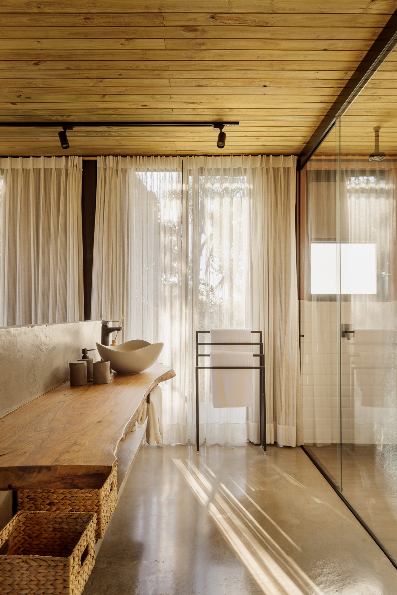 na foto interior de cabana metálica com cortinas brancas