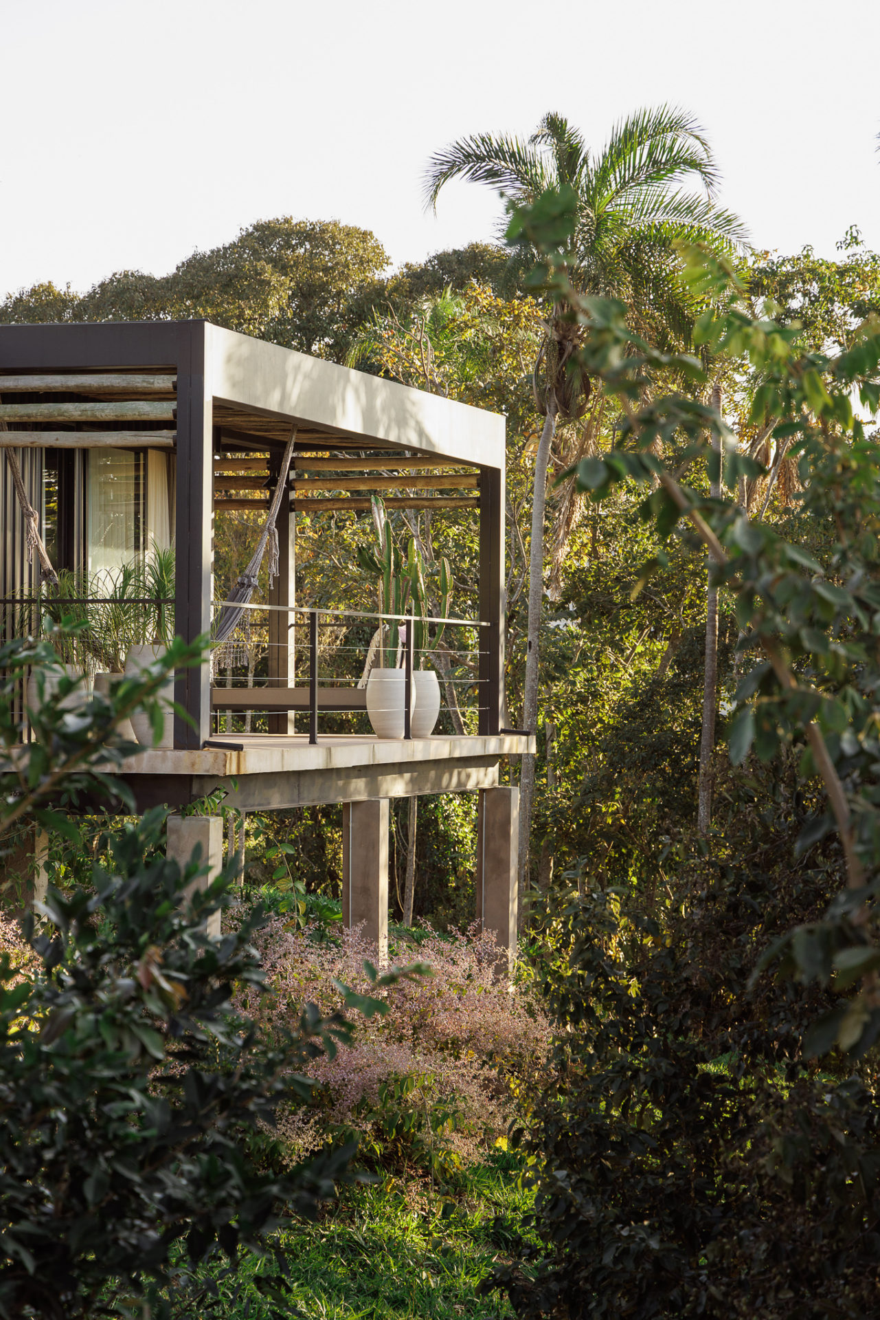 na foto cabana metálica construída com elevação do solo