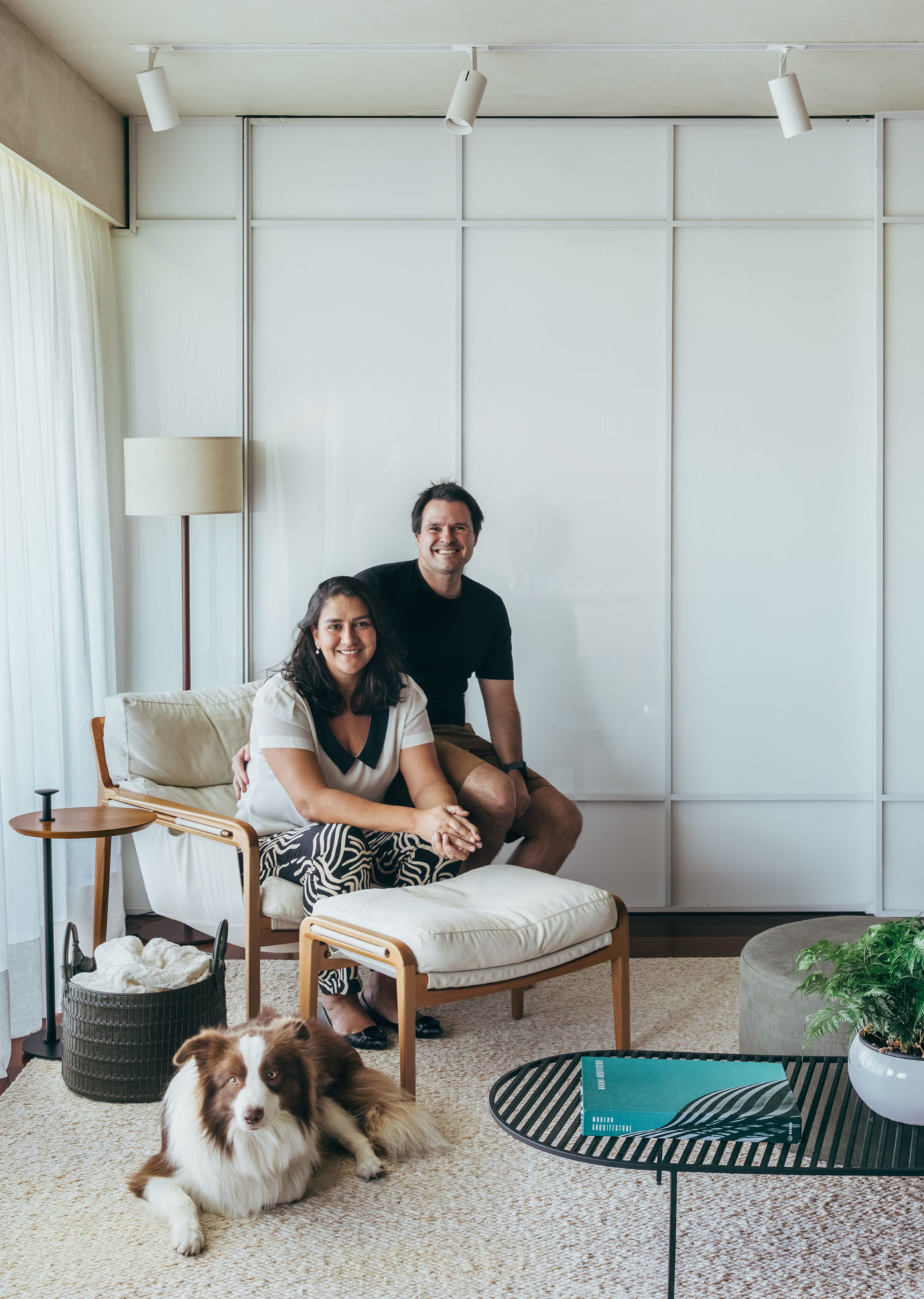 na foto casal formado por uma mulher branca de cabelos escuros e homem branco de cabelos escuros