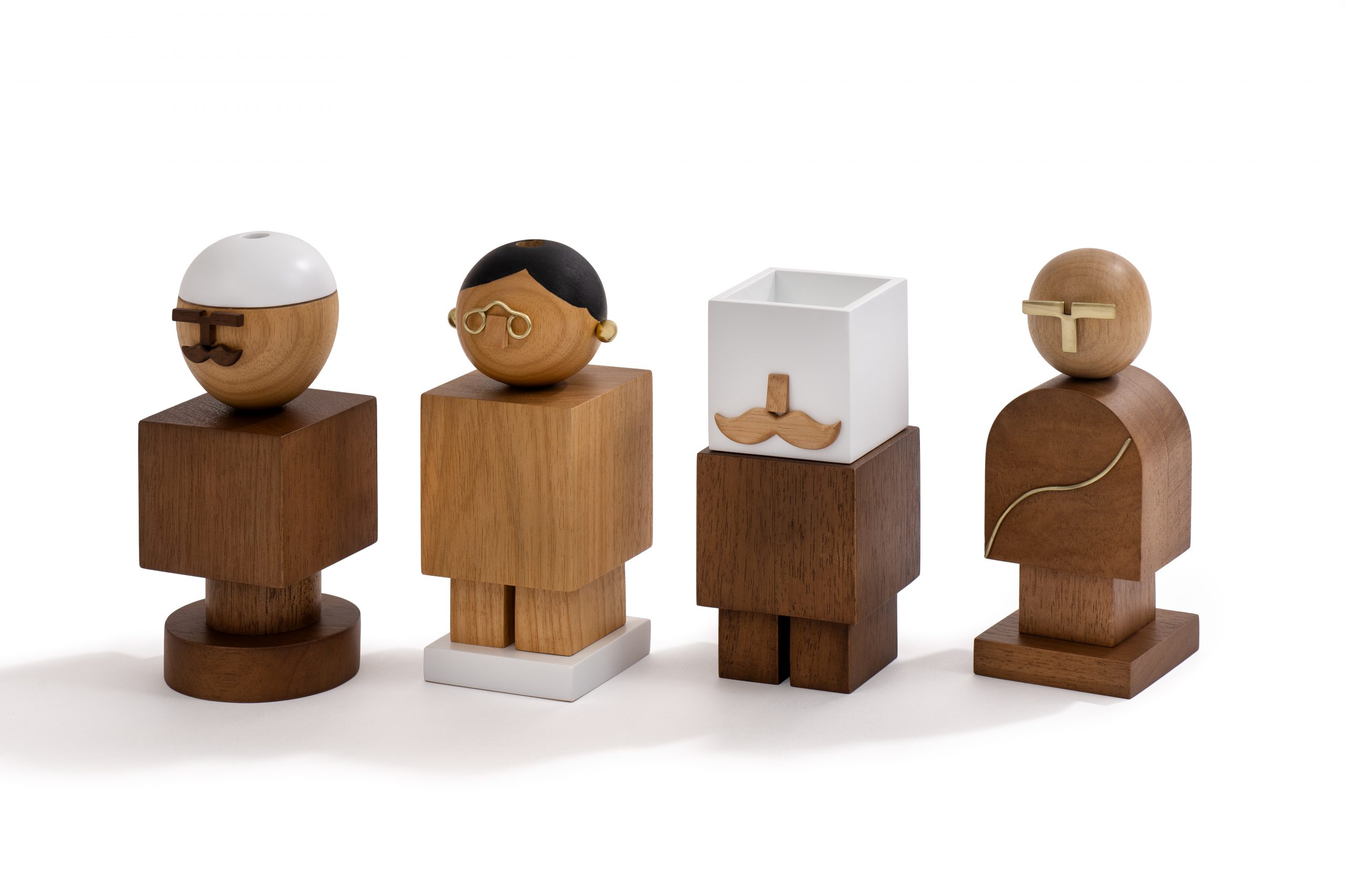 na foto quatro bonecos de madeira