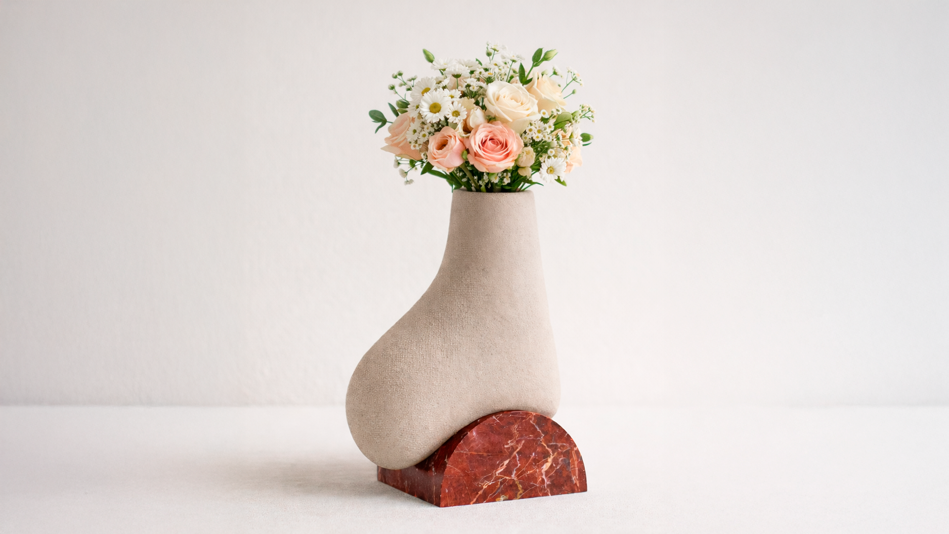 na foto vaso branco com flores