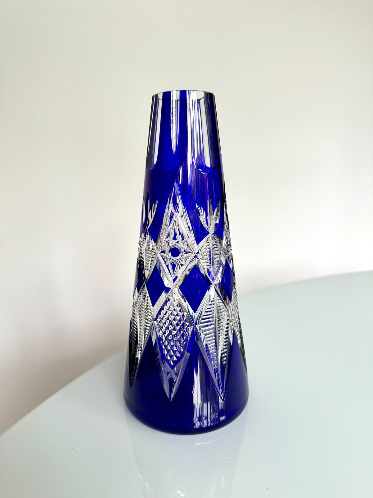 na foto vaso em Cristal Doublé azul-cobalto, manufaturado pelas extintas Cristalleries de Nancy