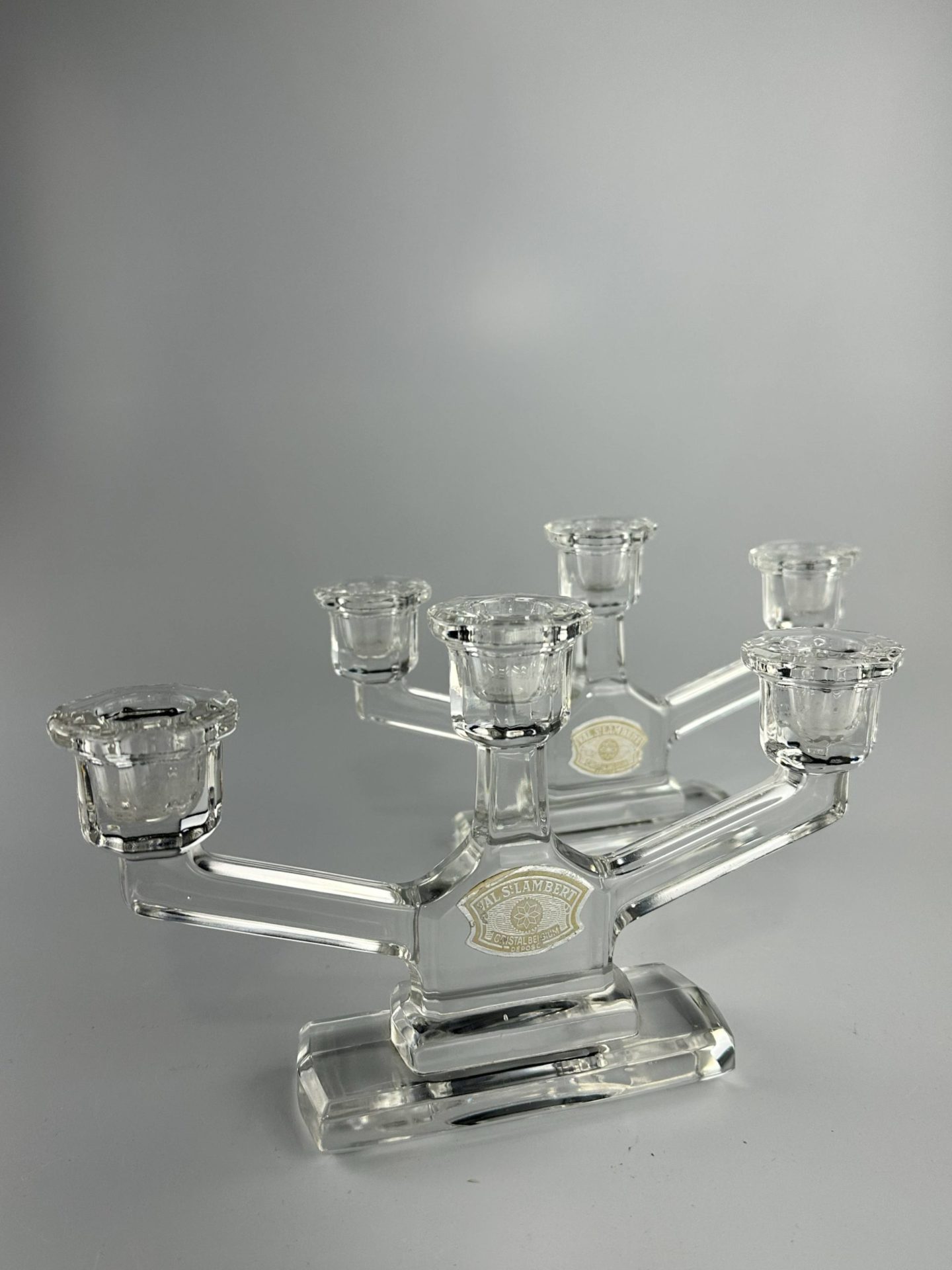 na foto par de castiçais em cristal de chumbo da Cristallerie du Val Saint Lambert