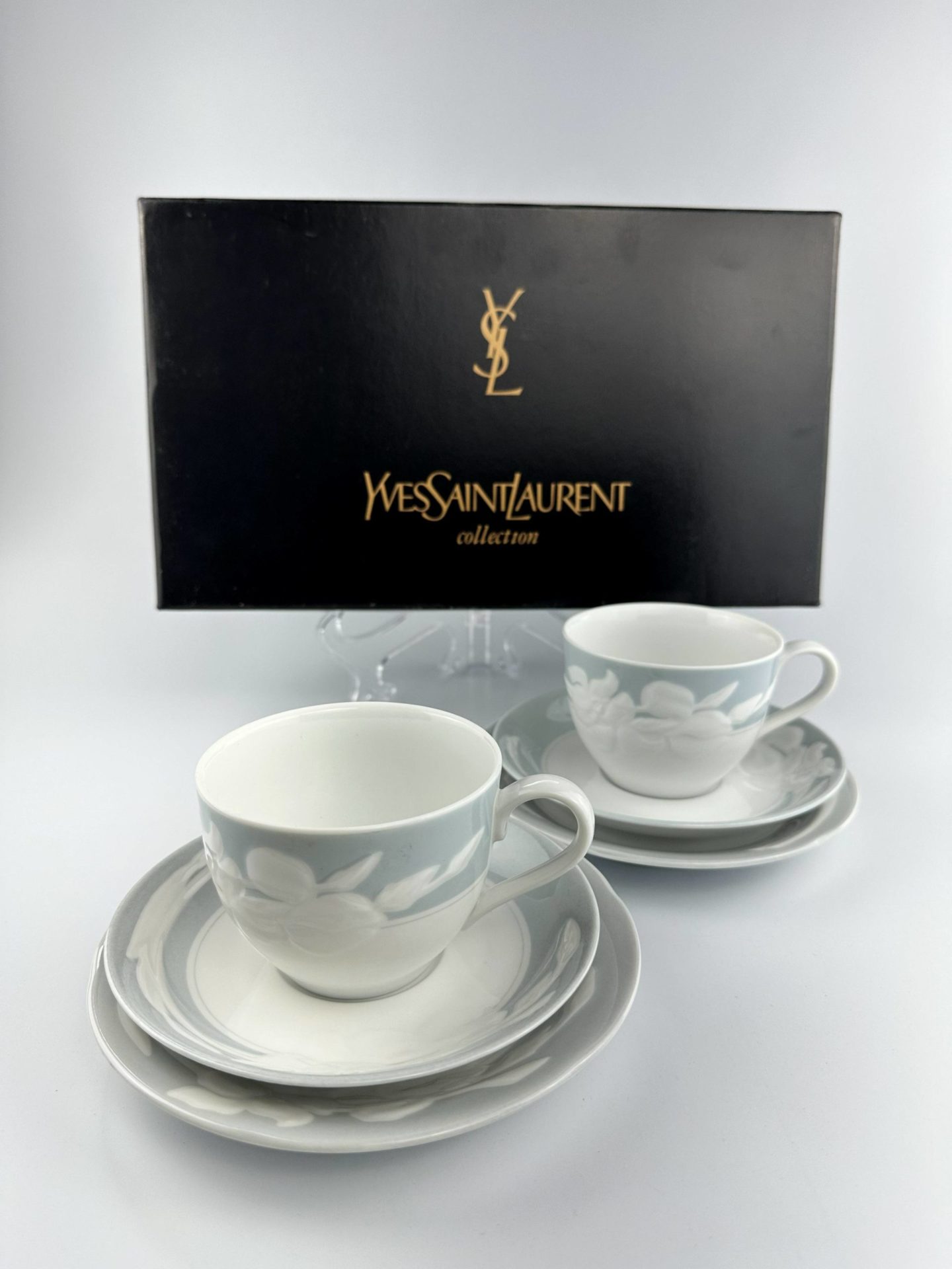 na foto raríssimas de porcelana vintage da Yves Saint Laurent