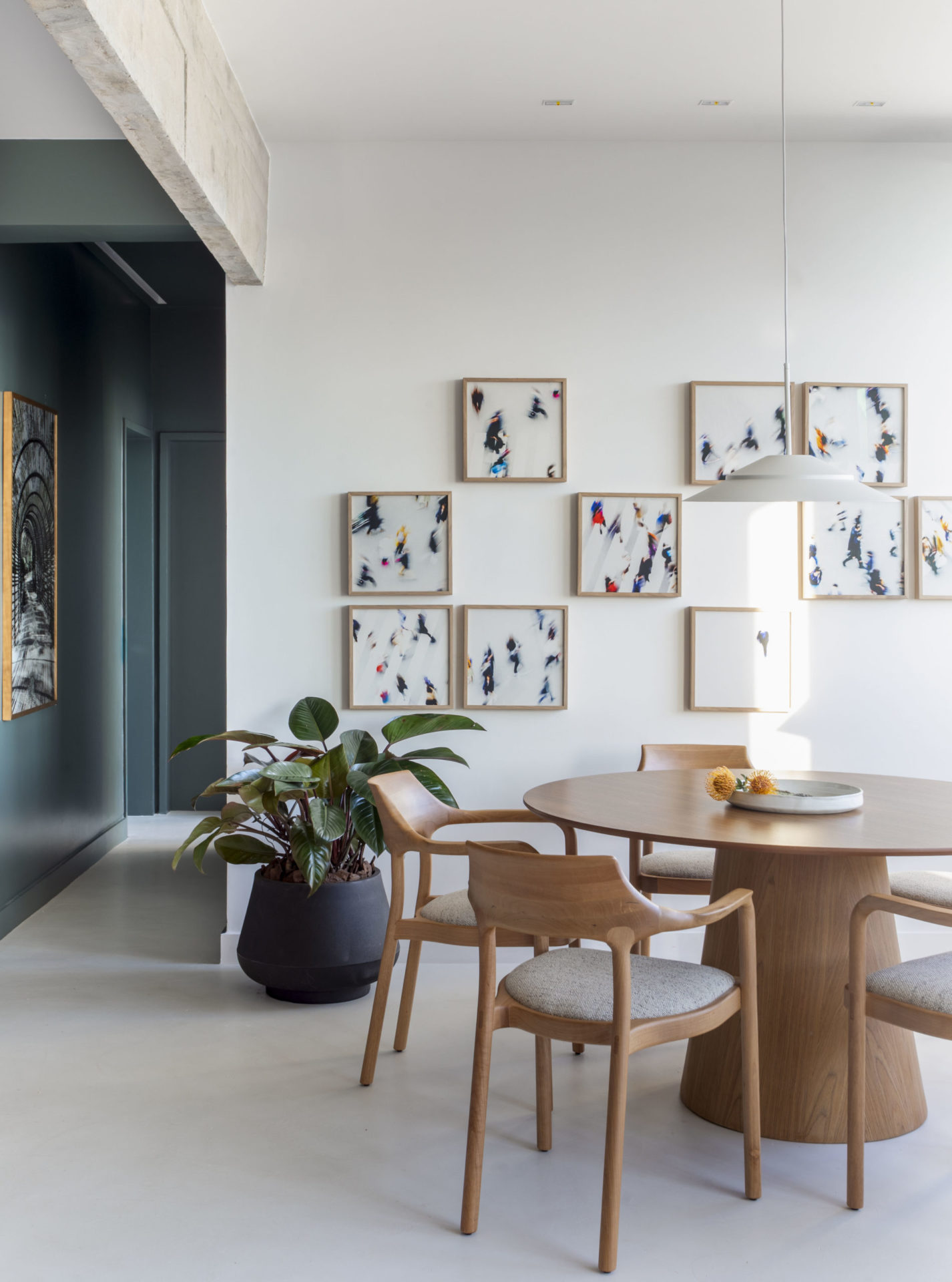 na foto sala de jantar e corredor pintado na cor verde