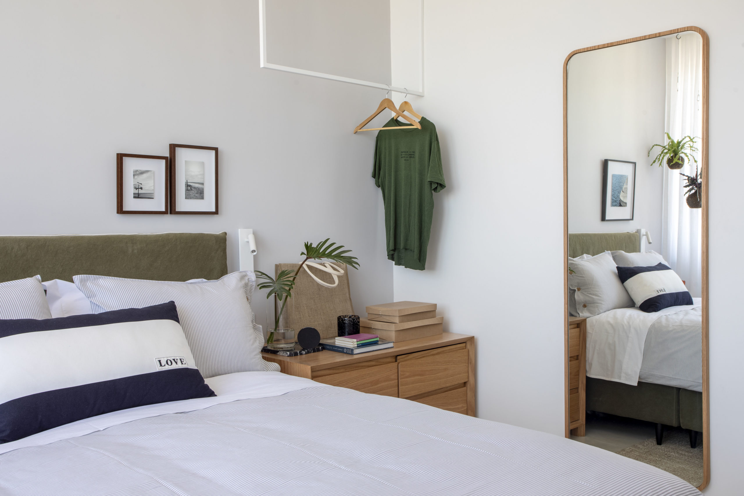 na foto quarto com cama de casal com cor Superfície Lunar na parede