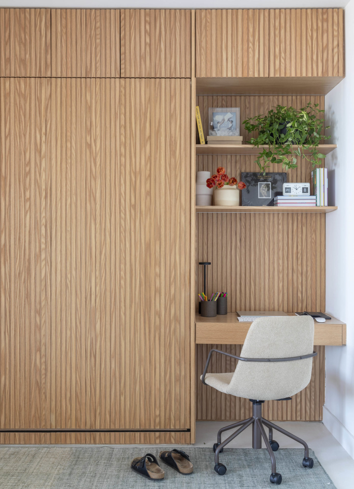 na foto ambiente com mesa de escritório