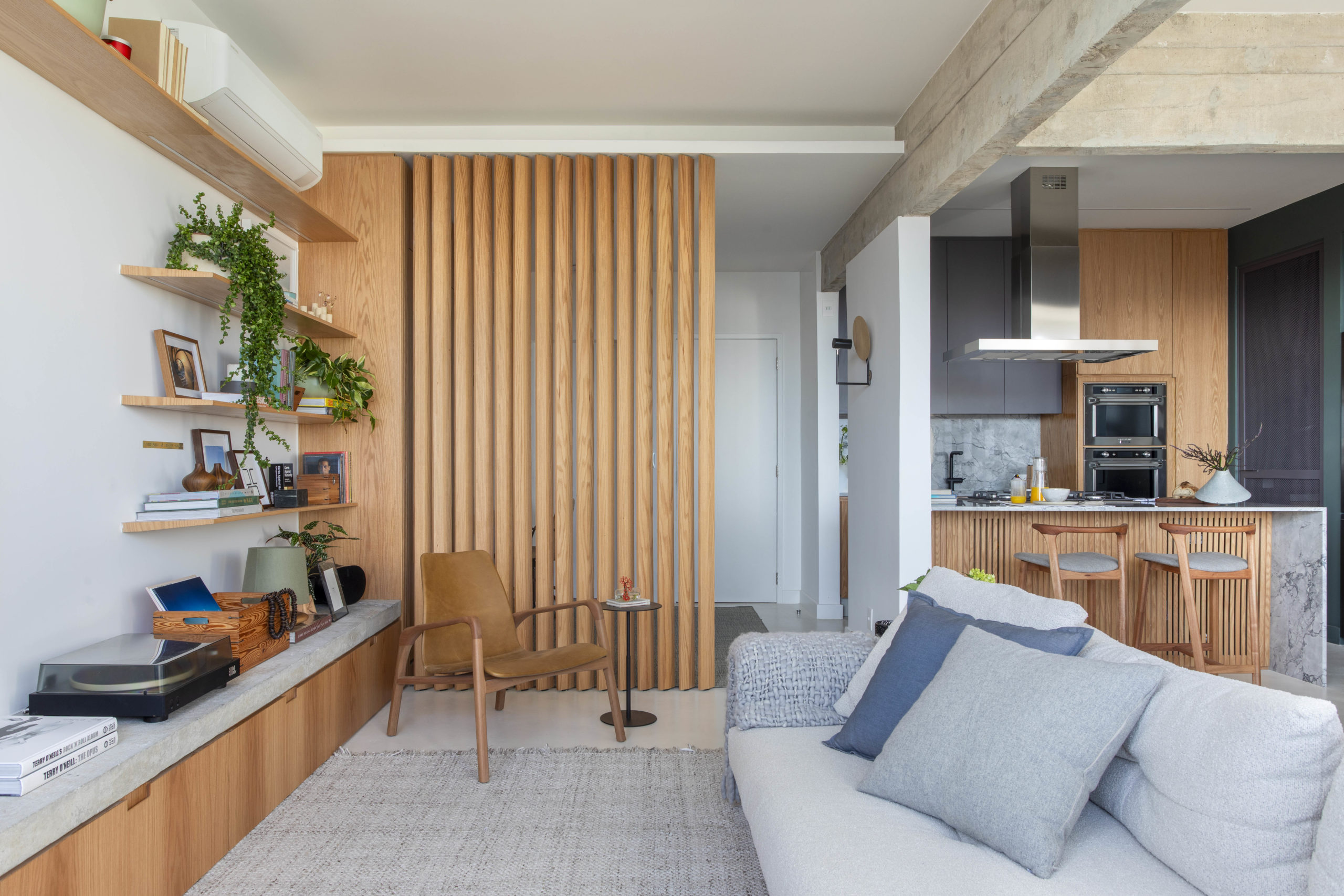 na foto sala de apartamento com brises