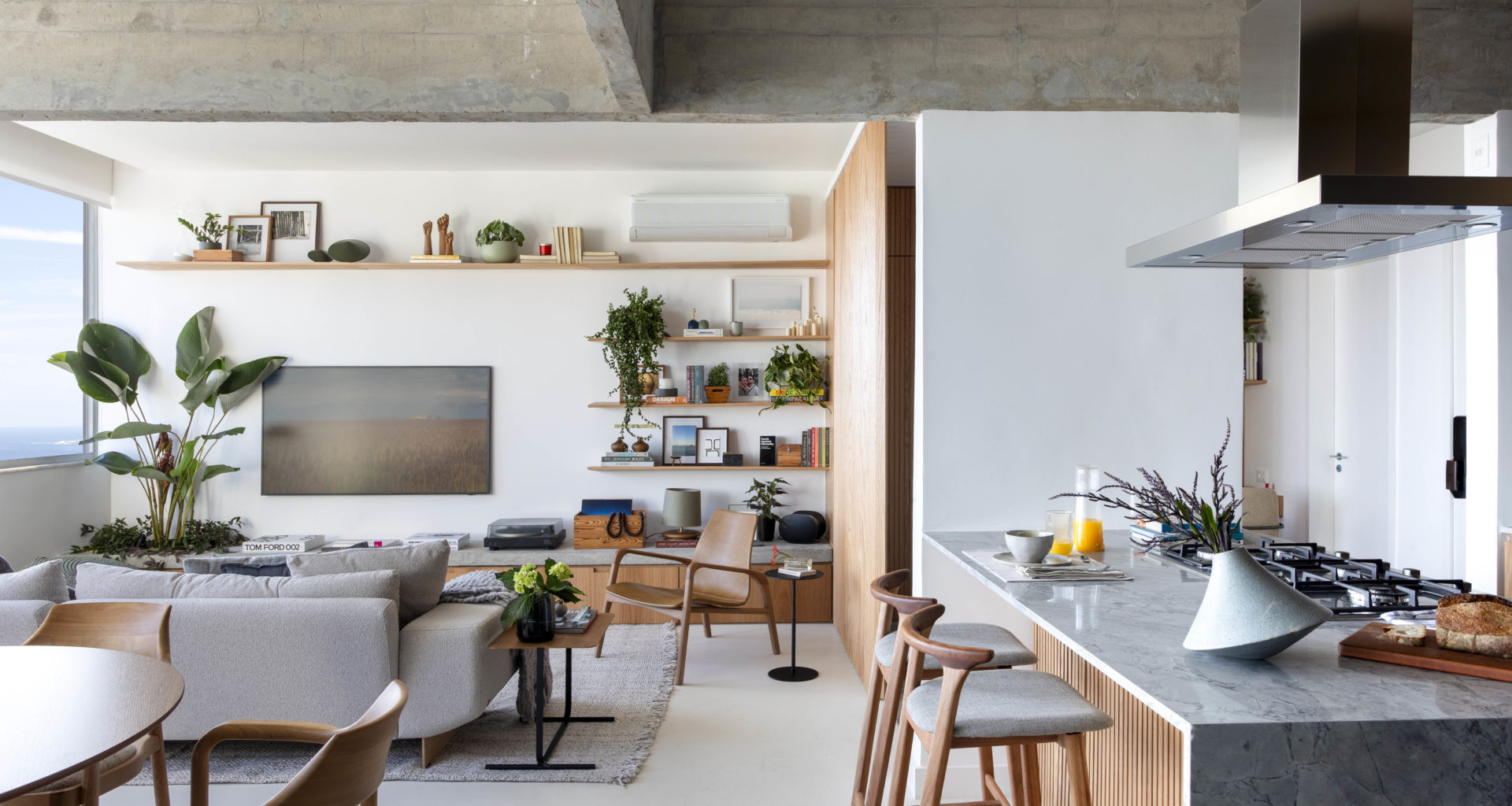 na foto sala e cozinha integradas em apartamento em Ipanema