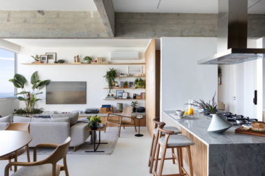 na foto sala e cozinha integradas em apartamento em Ipanema