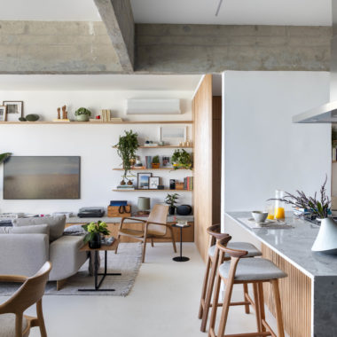 na foto sala e cozinha integradas em apartamento em Ipanema