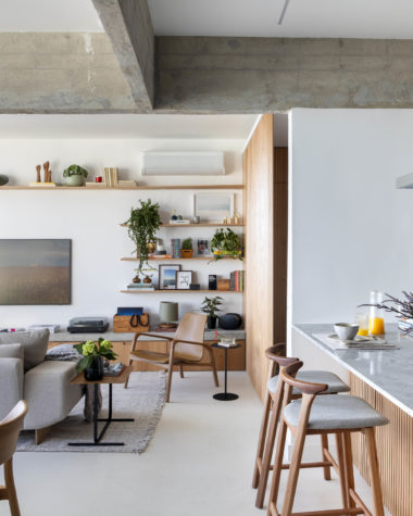 na foto sala e cozinha integradas em apartamento em Ipanema
