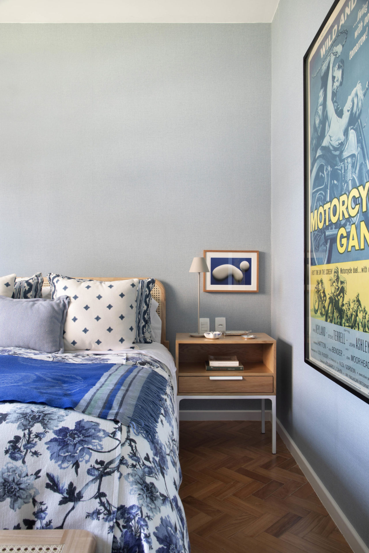 na foto quarto com cama de casal. Decoração em azul