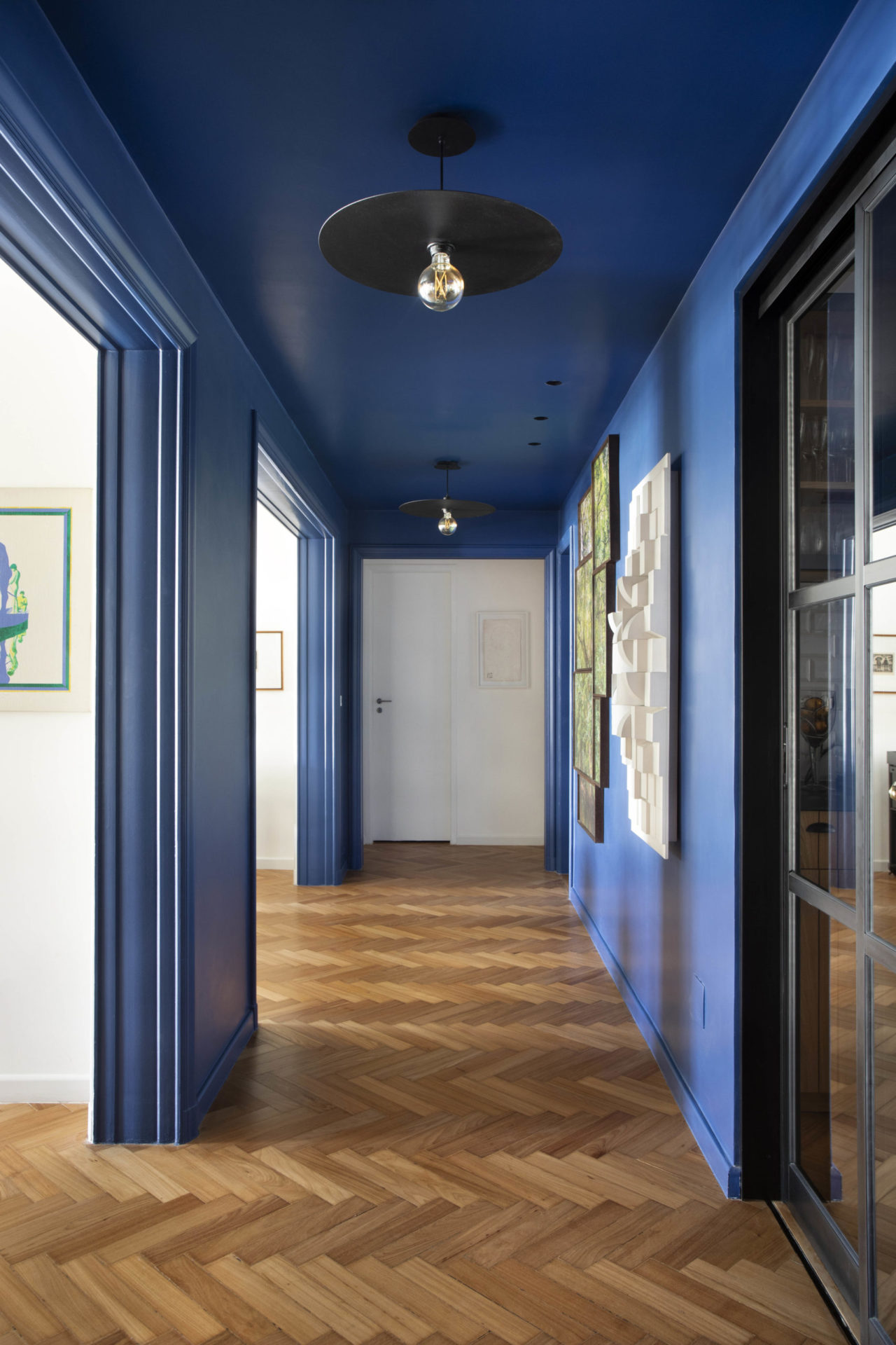 na foto corredor de apartamento todo na cor azul bic