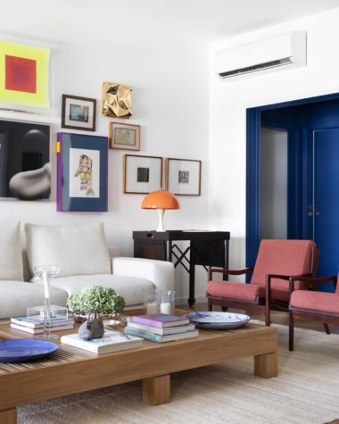 na foto sala de estar com corredor pintado em azul bic ao fundo