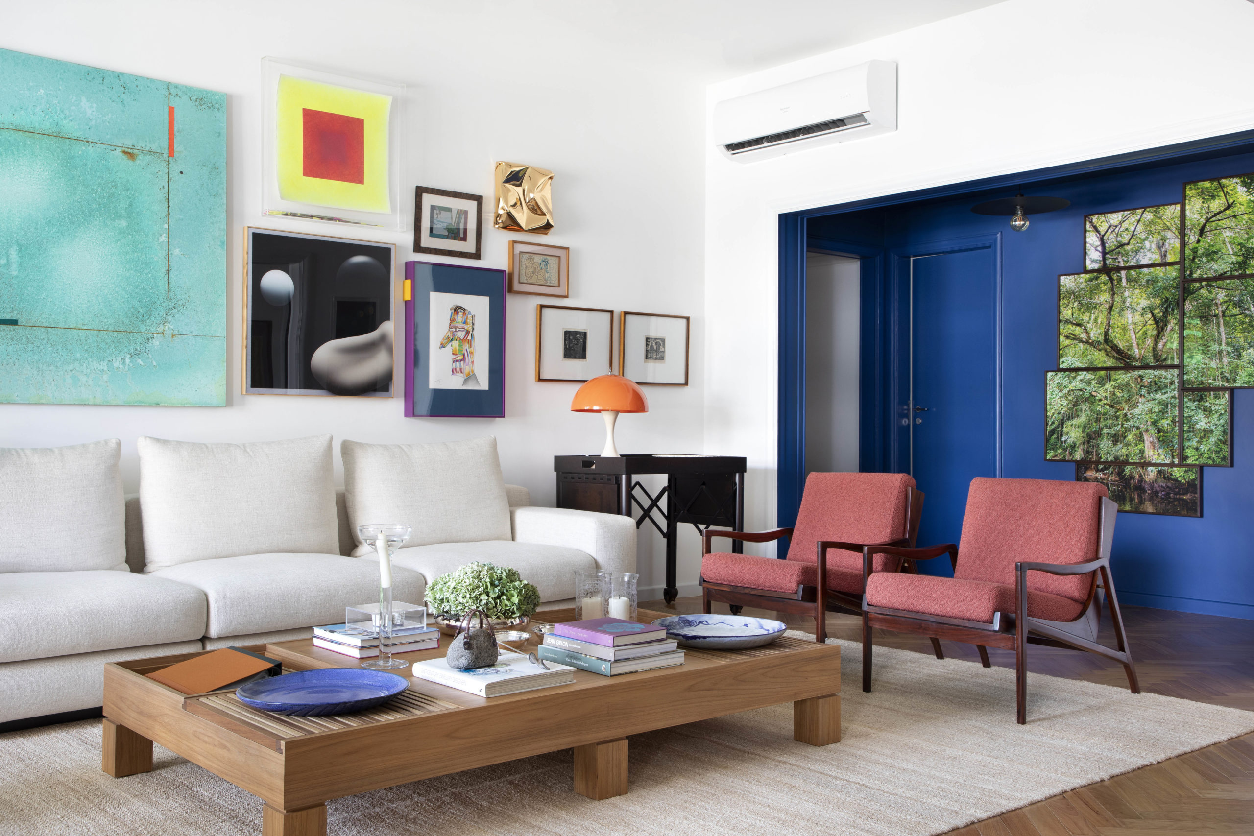 Reforma completa transforma apartamento com estética atemporal