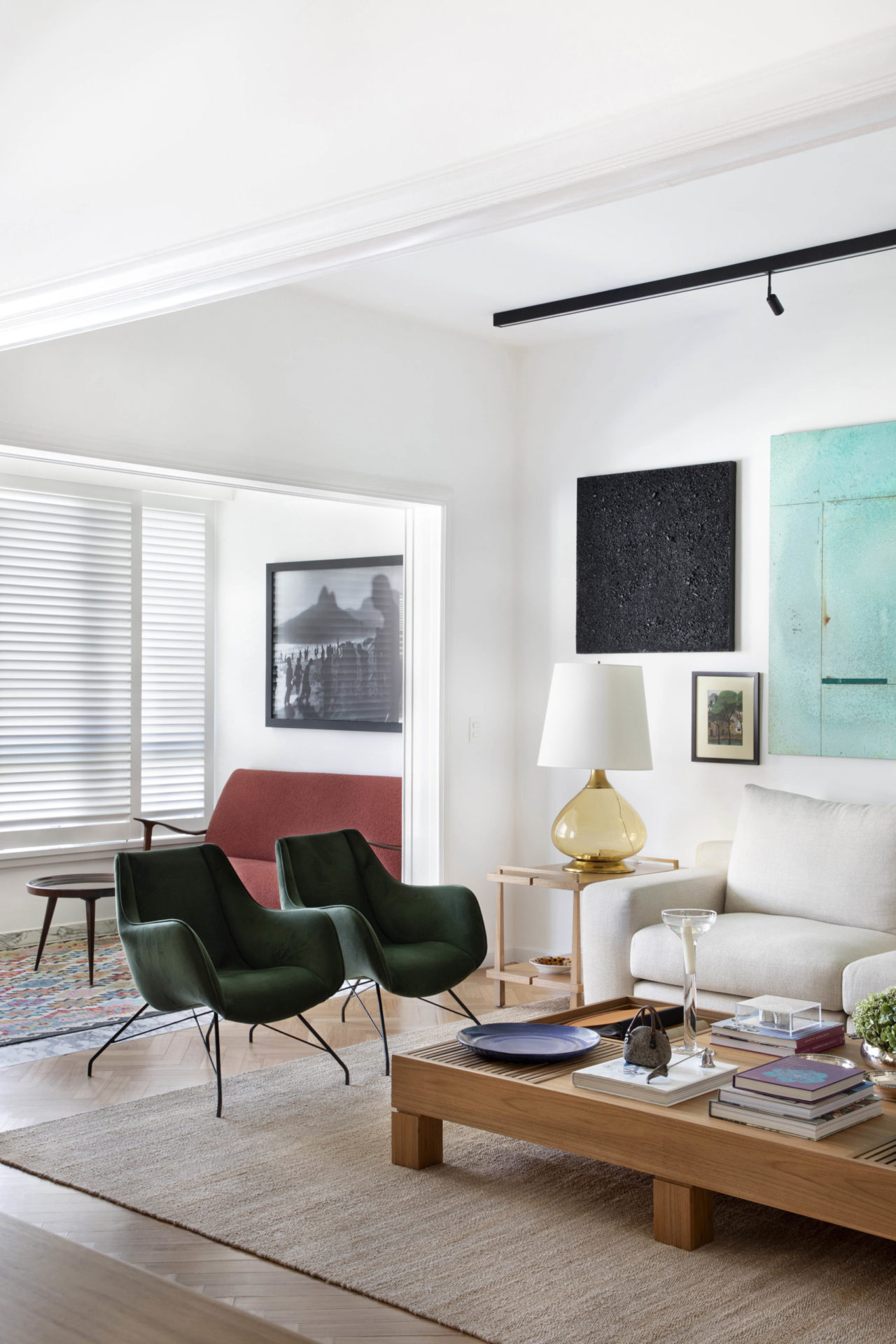 sala de estar de apartamento com duas poltronas, mesa de centro