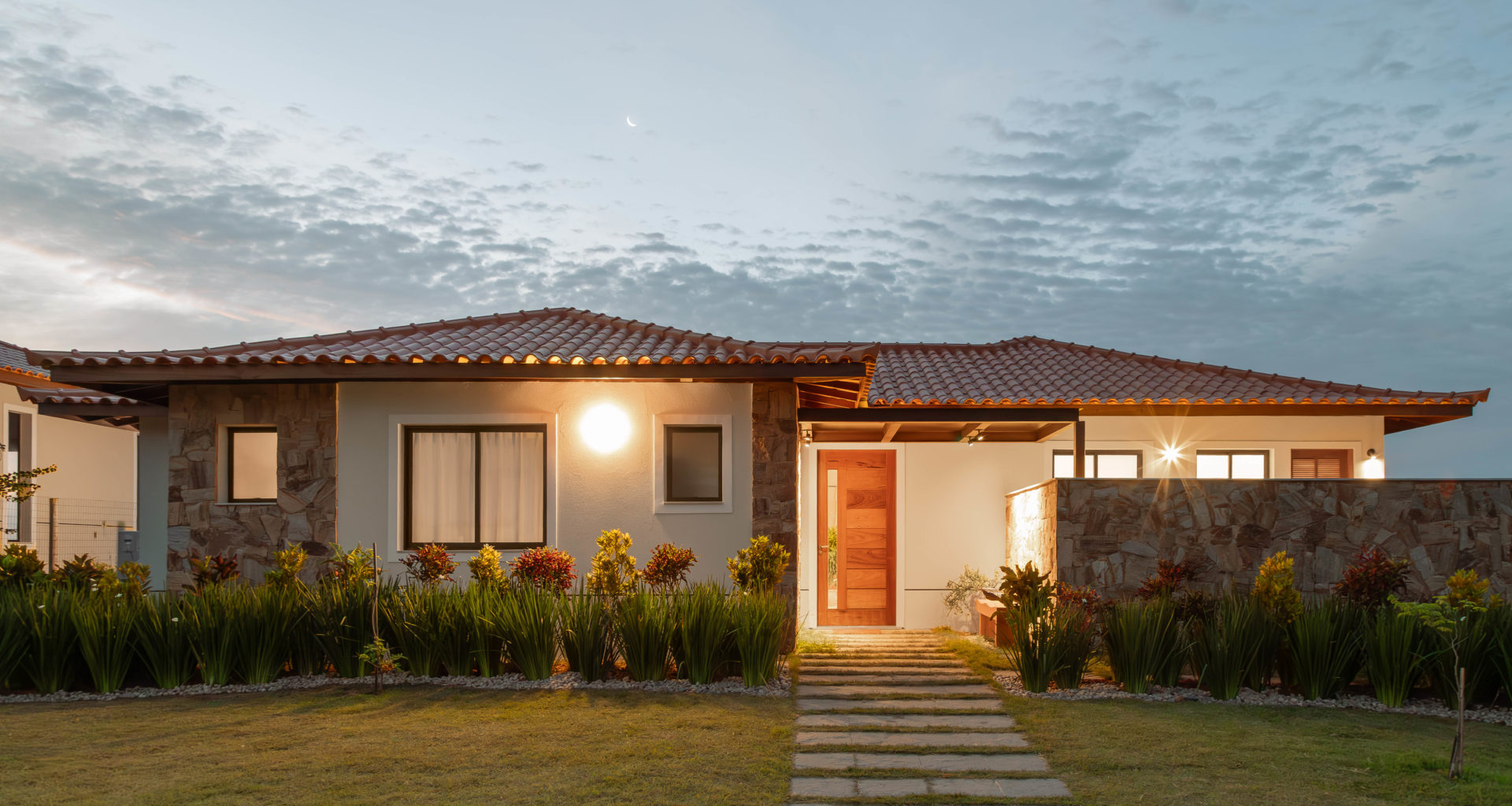na foto fachada de casa de praia em Búzios