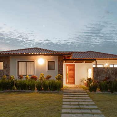 na foto fachada de casa de praia em Búzios