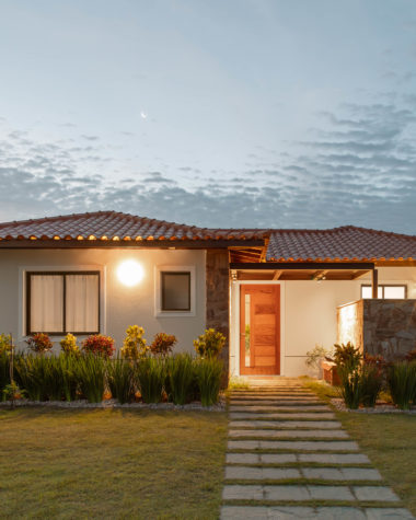 na foto fachada de casa de praia em Búzios