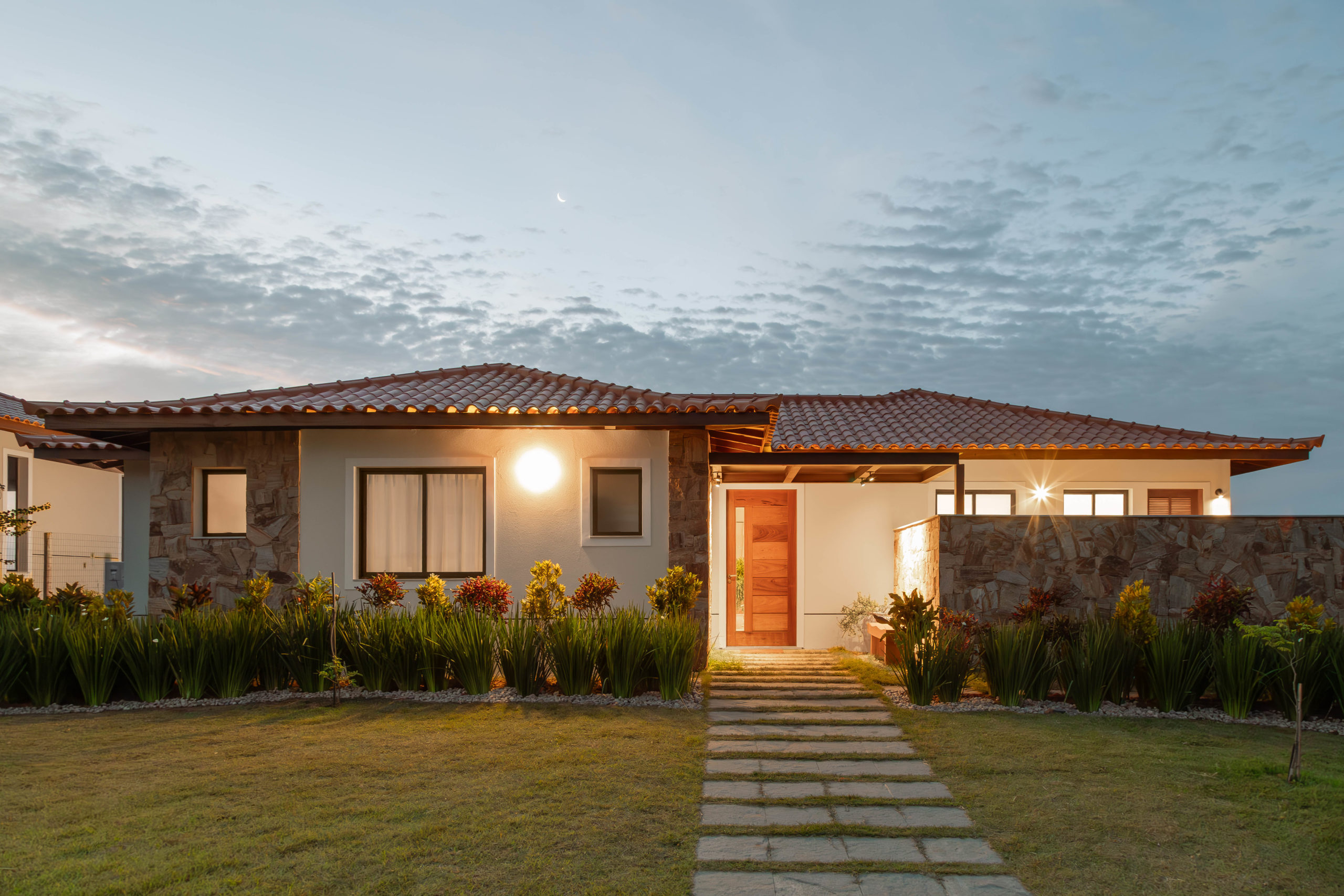 Casa em Búzios aposta em décor com materiais e tons naturais