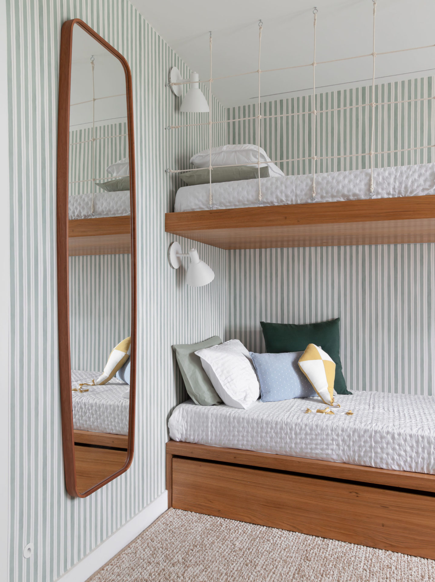 quarto com bicama, cama suspensa e espelho