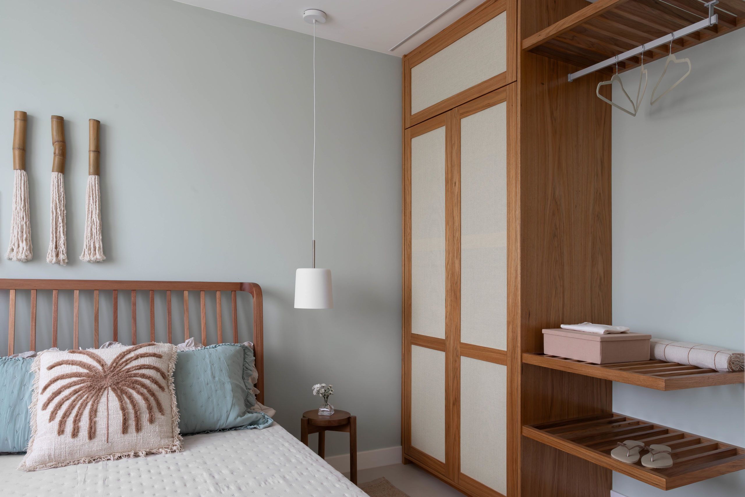 na foto quarto de casal com armário com detalhes em palha