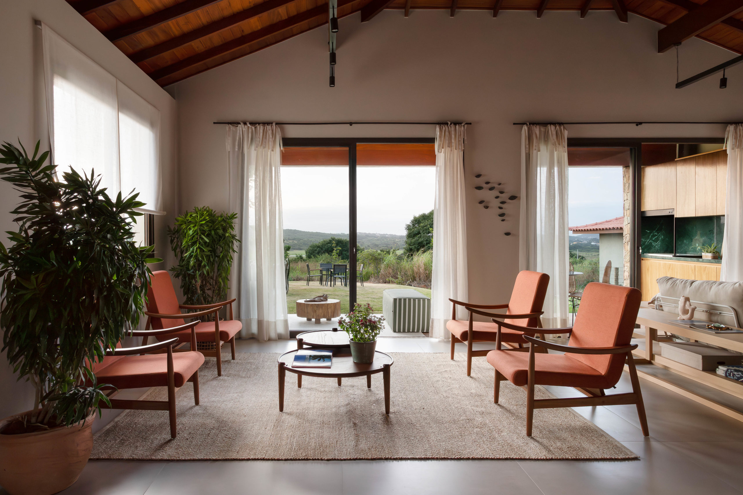 na foto sala de casa de praia em Búzios com pé direito