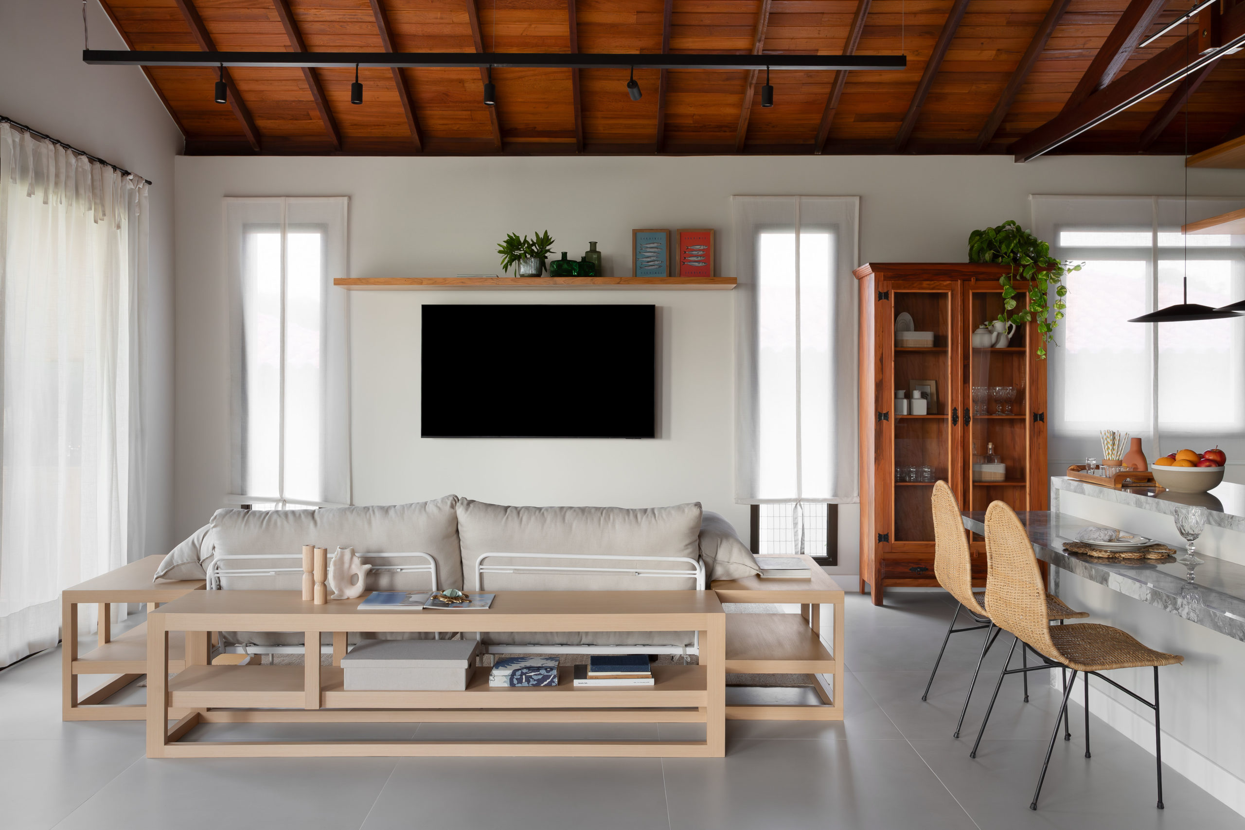 sala de estar, tv e bancada da cozinha de casa de praia em Búzios