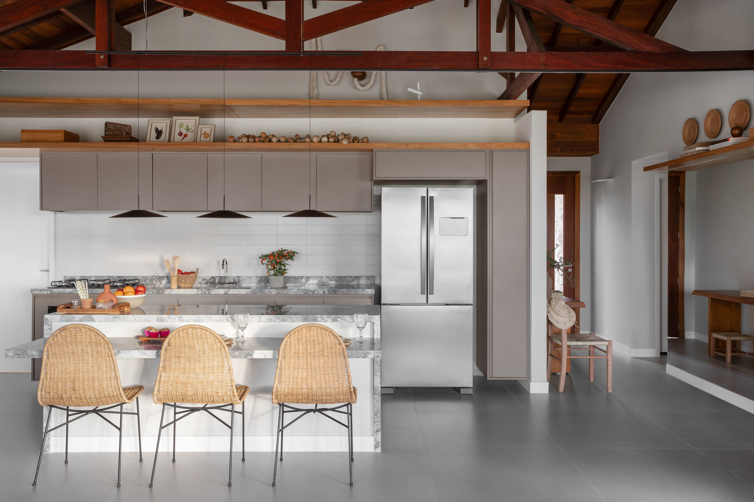 na foto cozinha americana de casa de praia em Búzios